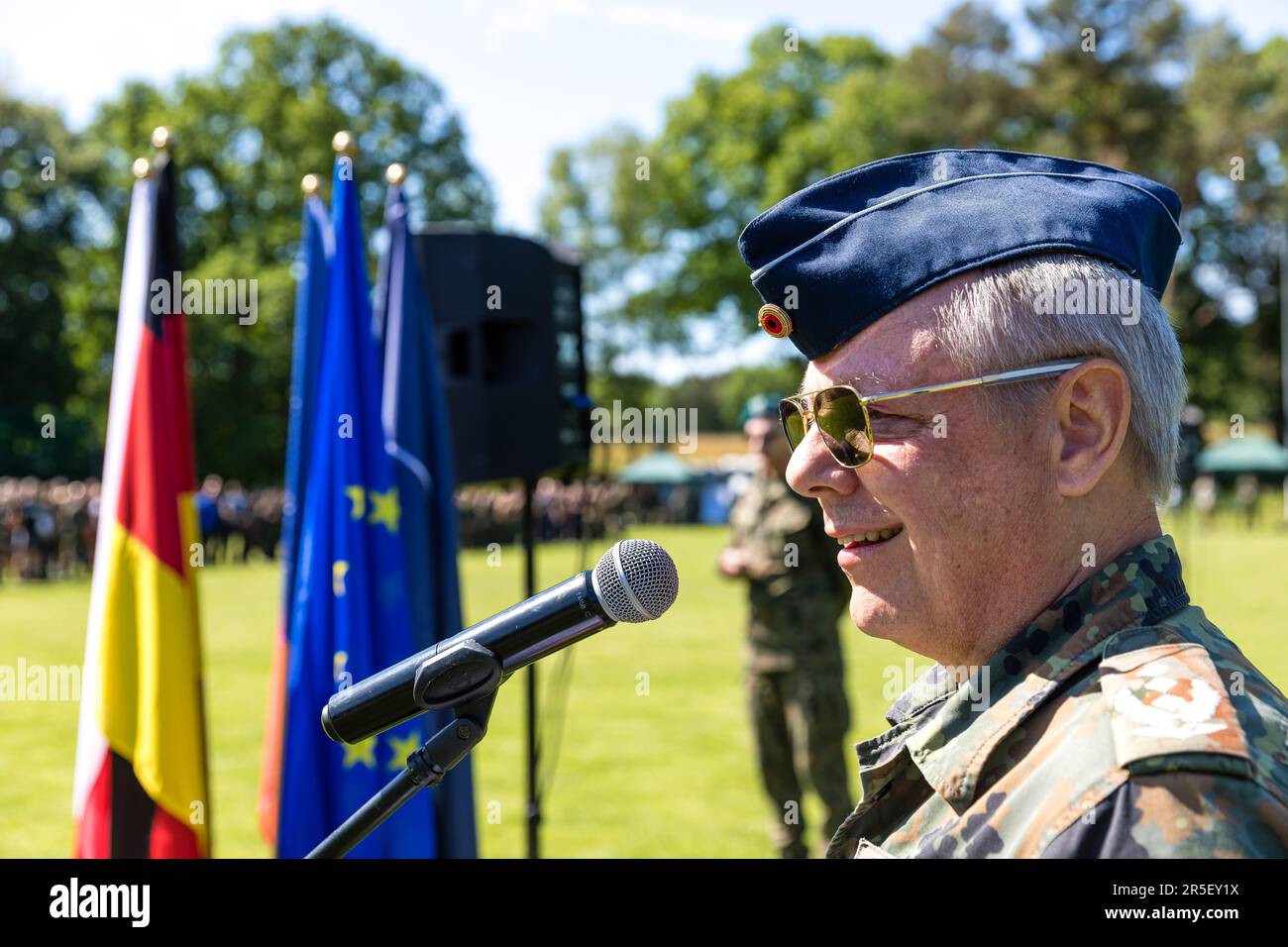 03. Juni 2023, Polen, Gubin: Oberst Olaf Detlefsen, Befehlshaber des Brandenburger Staatskommandos der Deutschen Streitkräfte, hält anlässlich der Eröffnung des Oderland-März 26. eine Rede. Für den 26. Deutsch-polnischen Oderland März haben sich 87 Teams sowie 39 Einsteiger registriert, insgesamt etwa 500 Teilnehmer der Bundeswehr, der Polizei und der Feuerwehr sowie der Streitkräfte aus Polen, der Tschechischen Republik, Frankreich, Lettland und den USA. Die Teilnehmer laufen 10 km, überqueren den Grenzfluss Neisse, schießen mit Sportgewehren und transportieren verletzte Personen. Foto: Frank Hammers Stockfoto