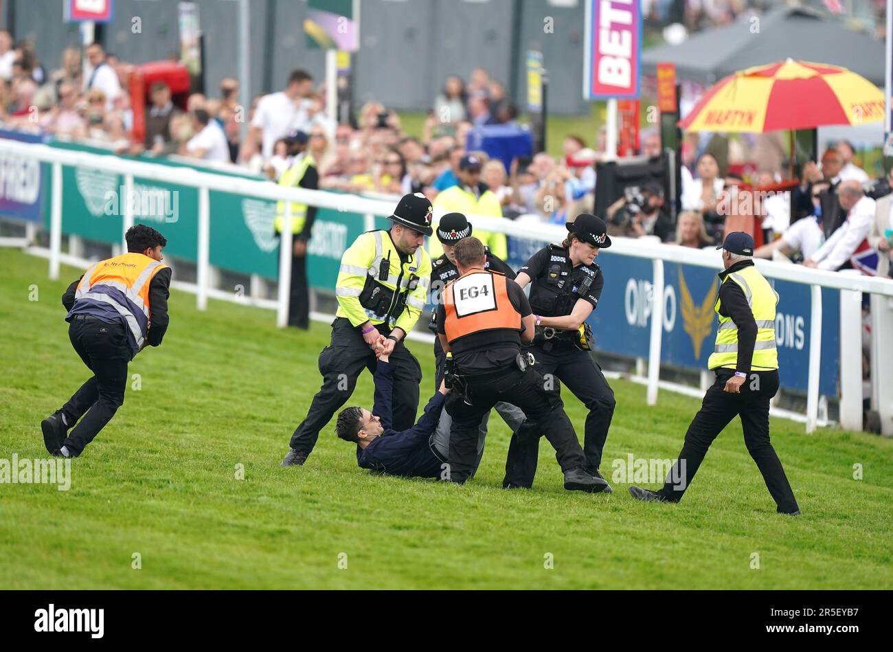 Während des Derby Day des 2023 Derby Festivals auf der Epsom Downs Racecourse, Epsom, werden Polizei und Stewards gegen einen Demonstranten protestieren. Foto: Samstag, 3. Juni 2023. Stockfoto