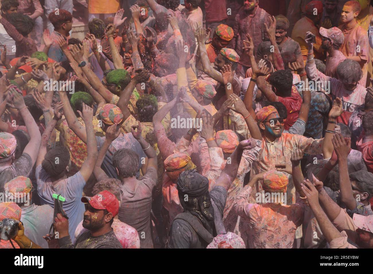 Menschenmenge während Holi im Nandgaon-Tempel, Indien Stockfoto