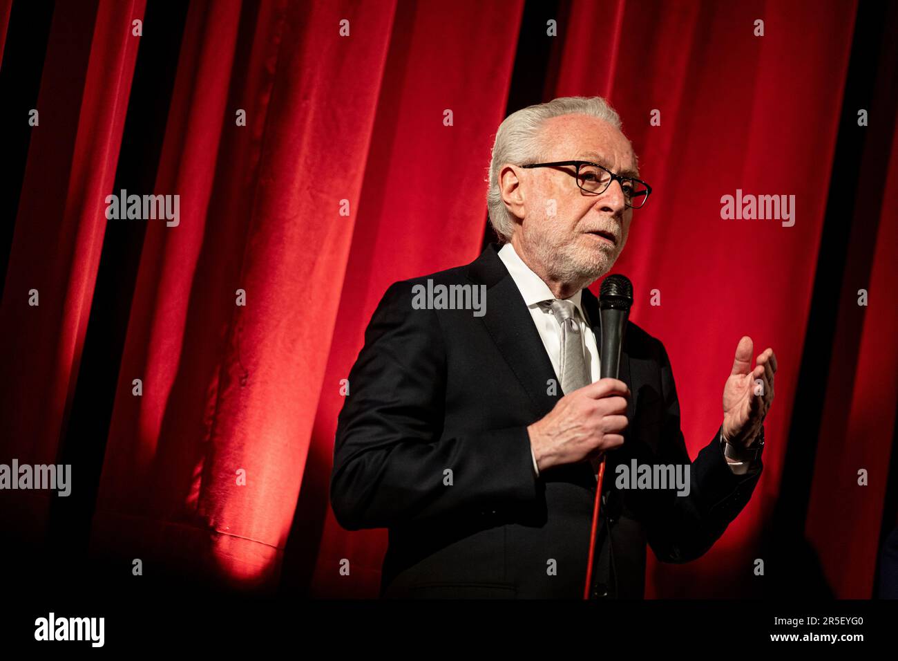 Berlin, Deutschland. 03. Juni 2023. Wolf Blitzer, CNN-Moderator, steht während der Präsentation seines Dokumentarfilms „Never again“ im Kino Filmkunst 66. Der Dokumentarfilm handelt von Blitzers Familie im Holocaust. Blitzer ist einer der bekanntesten Nachrichtenjournalisten in den USA. Kredit: Fabian Sommer/dpa/Alamy Live News Stockfoto
