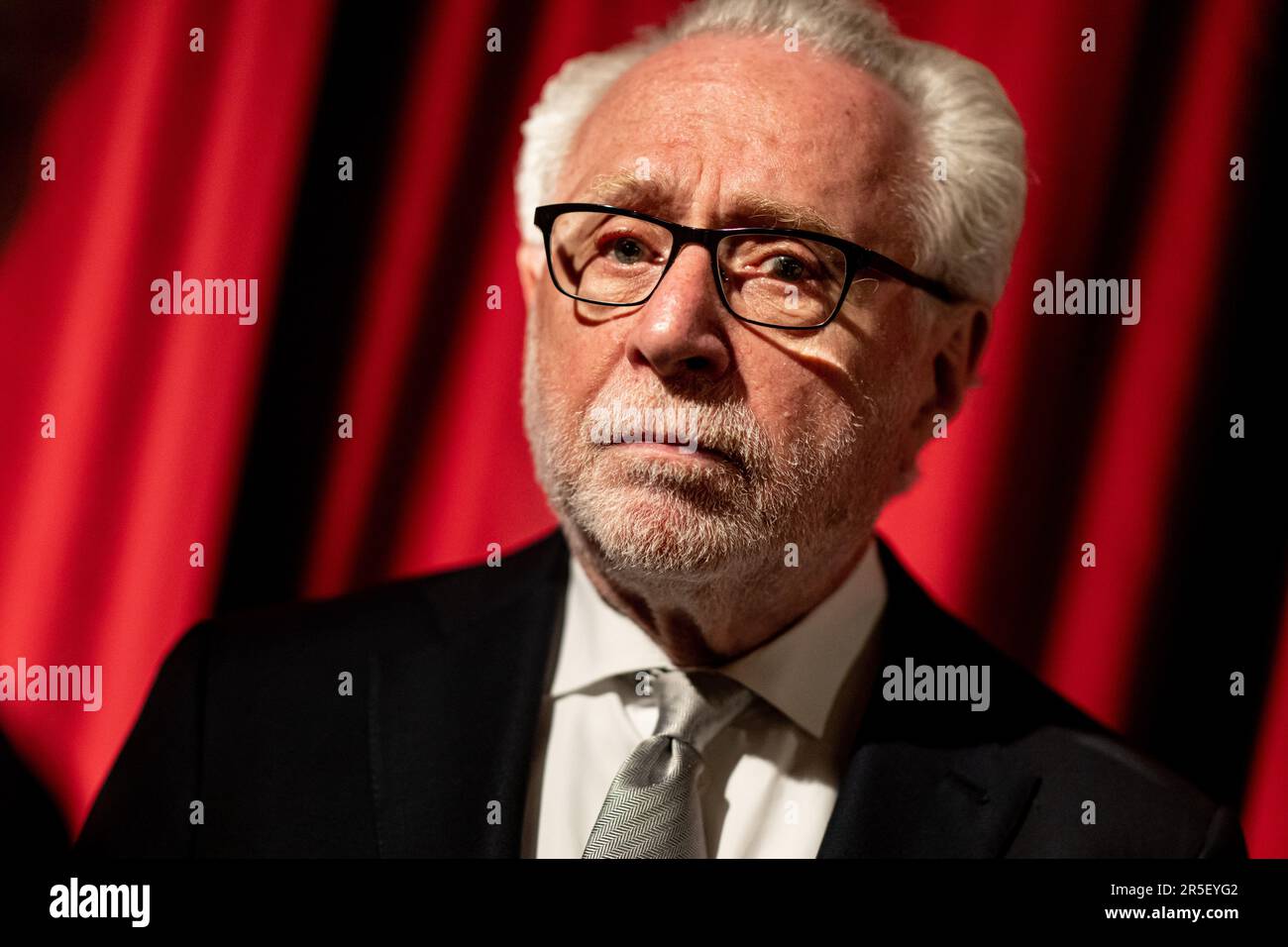 Berlin, Deutschland. 03. Juni 2023. Wolf Blitzer, CNN-Moderator, steht während der Präsentation seines Dokumentarfilms „Never again“ im Kino Filmkunst 66. Der Dokumentarfilm handelt von Blitzers Familie im Holocaust. Blitzer ist einer der bekanntesten Nachrichtenjournalisten in den USA. Kredit: Fabian Sommer/dpa/Alamy Live News Stockfoto