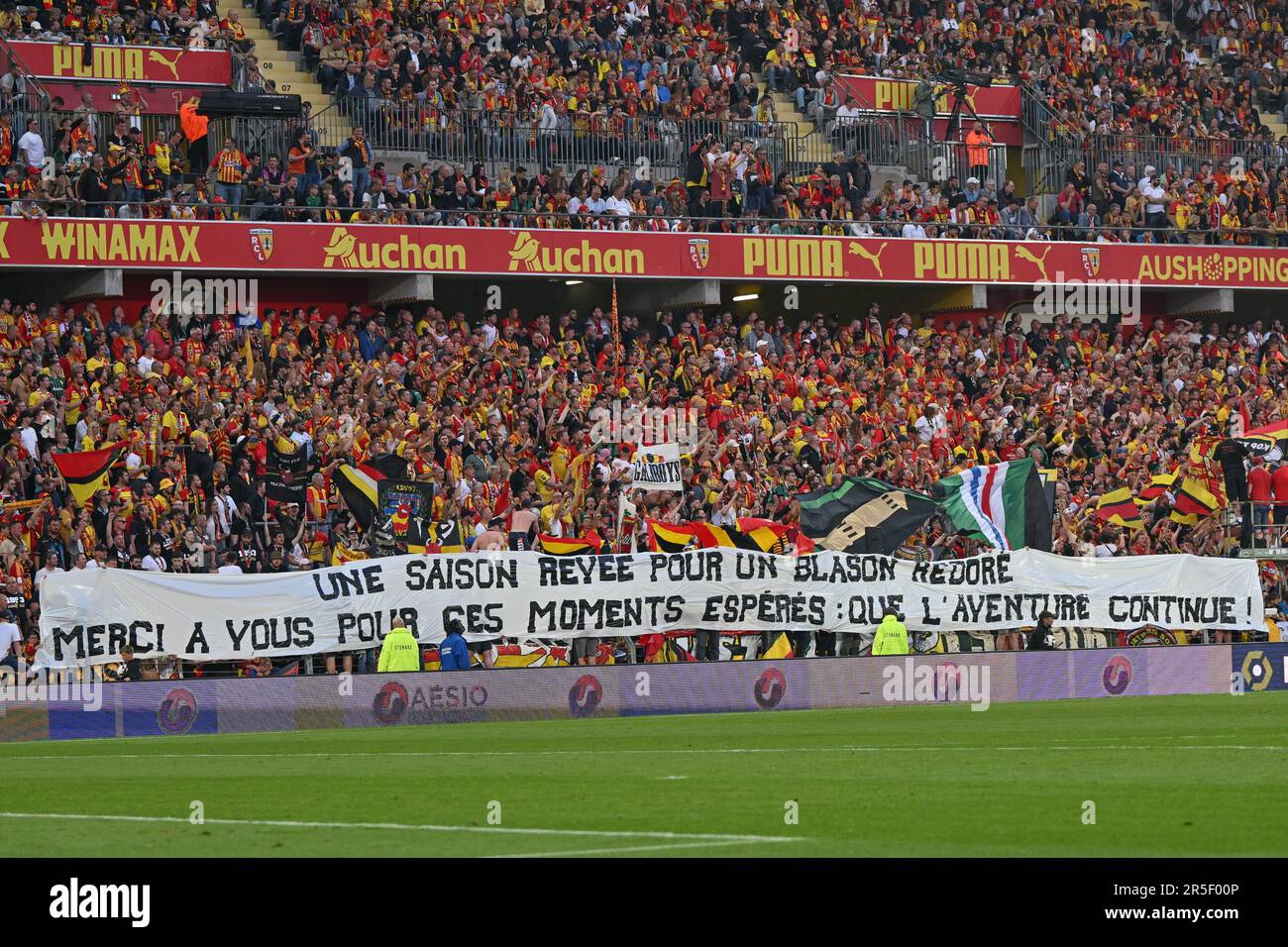 Linse, Frankreich. 27. Mai 2023. Fans und Fans von Lens in der Tribune Marek zeigen ein Banner mit une saison reyee pour un blason Redore ; merci a vous pour ces Moments esperes : que l'aventure continue ! Darauf abgebildet während eines Fußballspiels zwischen dem Racing Club de Lens und dem AC Ajaccio, am 37. Spieltag der Ligue 1 Uber Eats Saison 2022-2023, am Sonntag, den 27. Mai 2023 in Lens, Frankreich . Kredit: Sportpix/Alamy Live News Stockfoto