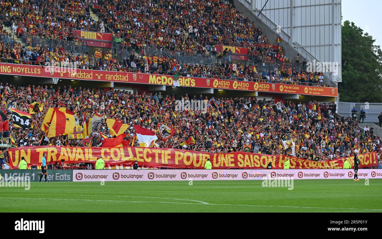 Linse, Frankreich. 27. Mai 2023. Fans und Fans von Lens in der Tribune Marek zeigen ein Banner mit UNO-Kollektiv für die Geschichte der Uni Merci! Darauf abgebildet während eines Fußballspiels zwischen dem Racing Club de Lens und dem AC Ajaccio, am 37. Spieltag der Ligue 1 Uber Eats Saison 2022-2023, am Sonntag, den 27. Mai 2023 in Lens, Frankreich . Kredit: Sportpix/Alamy Live News Stockfoto