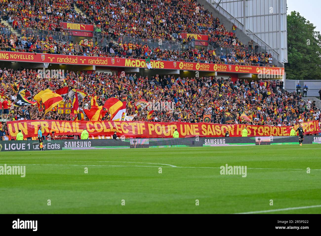 Linse, Frankreich. 27. Mai 2023. Fans und Fans von Lens in der Tribune Marek zeigen ein Banner mit UNO-Kollektiv für die Geschichte der Uni Merci! Darauf abgebildet während eines Fußballspiels zwischen dem Racing Club de Lens und dem AC Ajaccio, am 37. Spieltag der Ligue 1 Uber Eats Saison 2022-2023, am Sonntag, den 27. Mai 2023 in Lens, Frankreich . Kredit: Sportpix/Alamy Live News Stockfoto