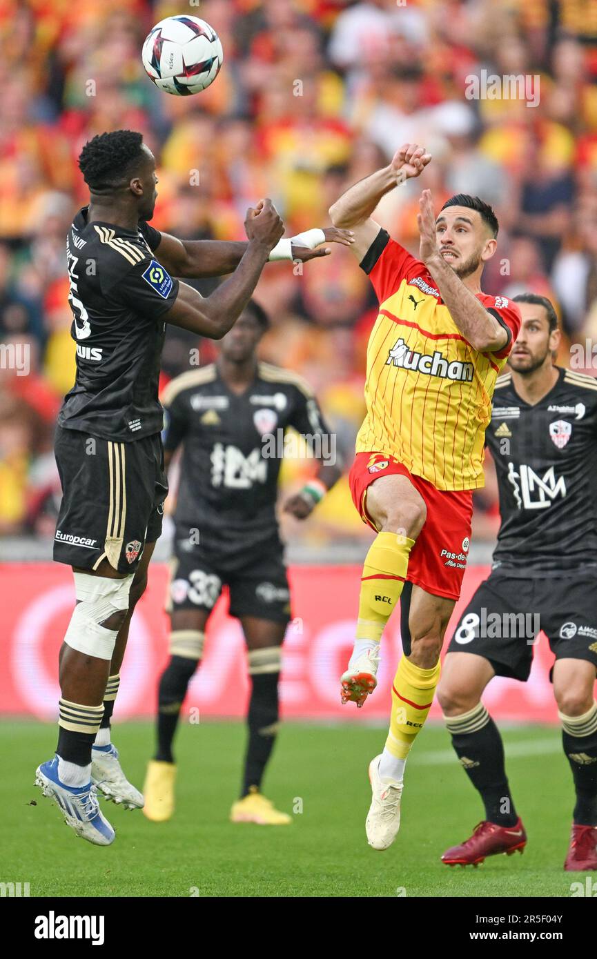 Linse, Frankreich. 27. Mai 2023. Oumar Gonzalez (25) von Ajaccio und Adrien Thomasson (28) von RC Lens, abgebildet während eines Fußballspiels zwischen dem Racing Club de Lens und dem AC Ajaccio, am 37. Spieltag der Ligue 1 Uber Eats Saison 2022-2023, am Sonntag, dem 27. Mai 2023 in Lens, Frankreich. Kredit: Sportpix/Alamy Live News Stockfoto
