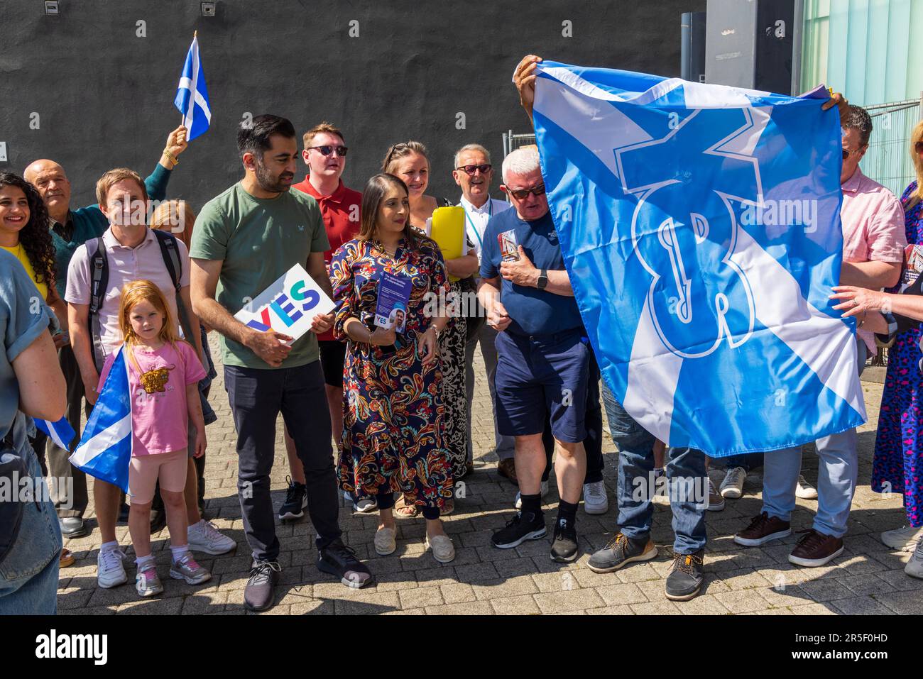 Der erste Minister von Schottland Humza Yousaf hält ein Ja-Zeichen mit SNP-Aktivisten während des Wahlkampfs in Pollok, Glasgow, um seine Vision mit den Wählern eines unabhängigen Schottlands zu teilen. Foto: Samstag, 3. Juni 2023. Stockfoto