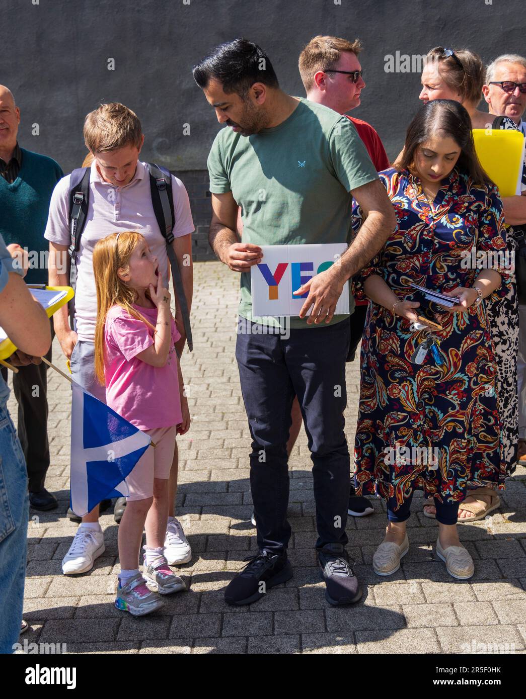 Der erste Minister von Schottland Humza Yousaf hält ein Ja-Zeichen mit SNP-Aktivisten während des Wahlkampfs in Pollok, Glasgow, um seine Vision mit den Wählern eines unabhängigen Schottlands zu teilen. Foto: Samstag, 3. Juni 2023. Stockfoto