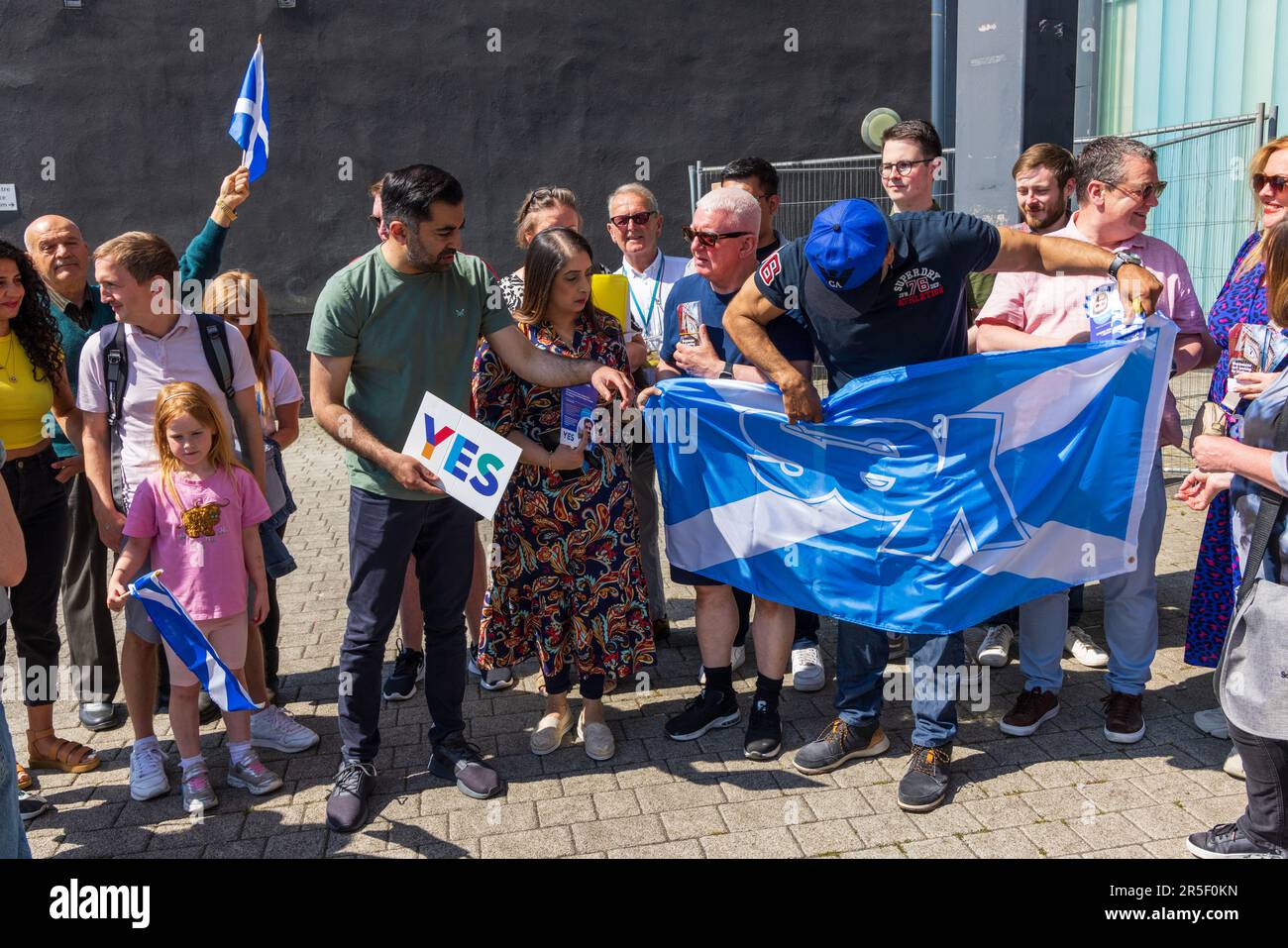 Der erste Minister von Schottland Humza Yousaf hält ein Ja-Zeichen mit SNP-Aktivisten während des Wahlkampfs in Pollok, Glasgow, um seine Vision mit den Wählern eines unabhängigen Schottlands zu teilen. Foto: Samstag, 3. Juni 2023. Stockfoto