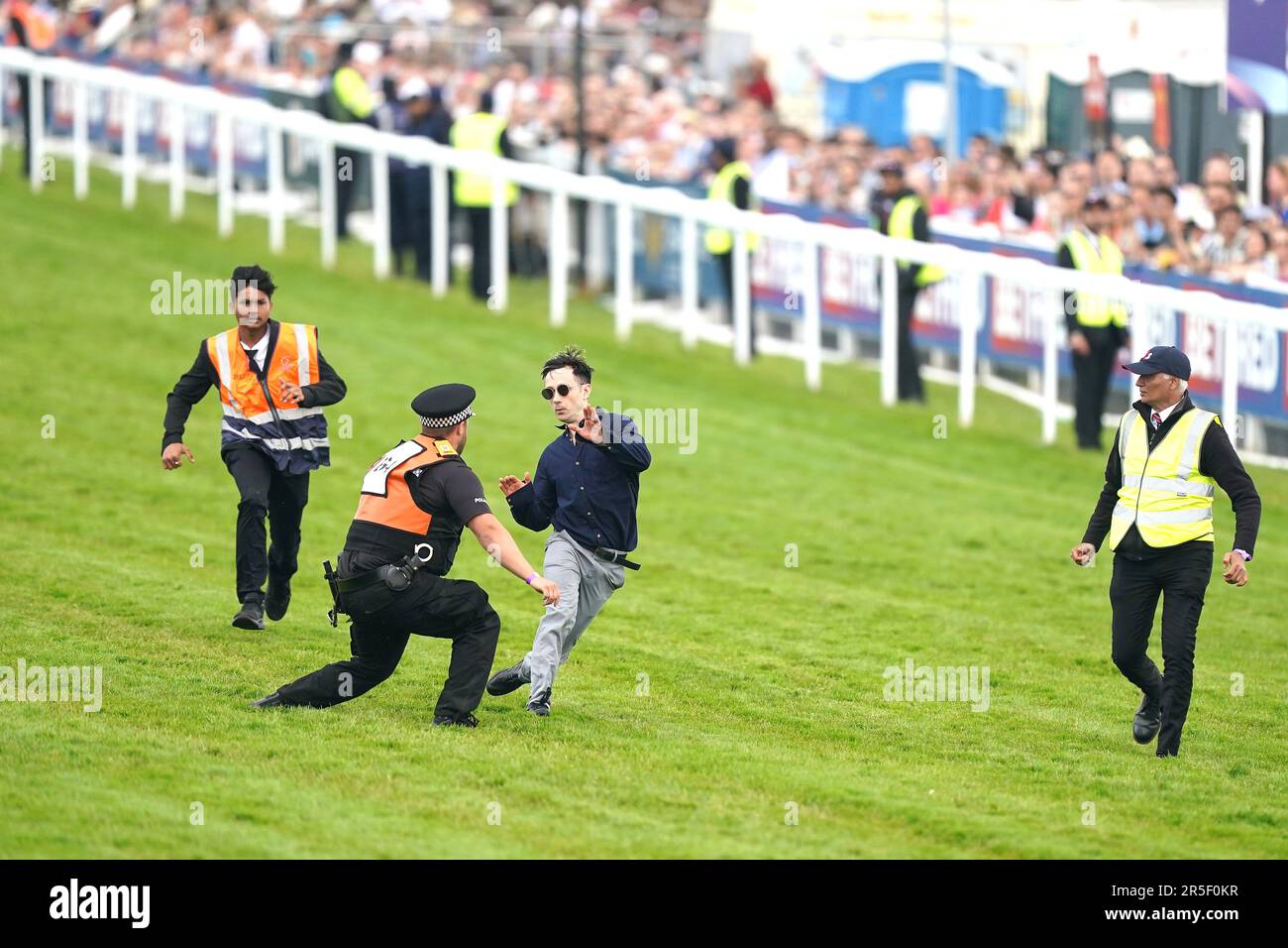 Während des Derby Day des 2023 Derby Festivals auf der Epsom Downs Racecourse, Epsom, läuft ein Demonstrante auf die Rennbahn. Foto: Samstag, 3. Juni 2023. Stockfoto