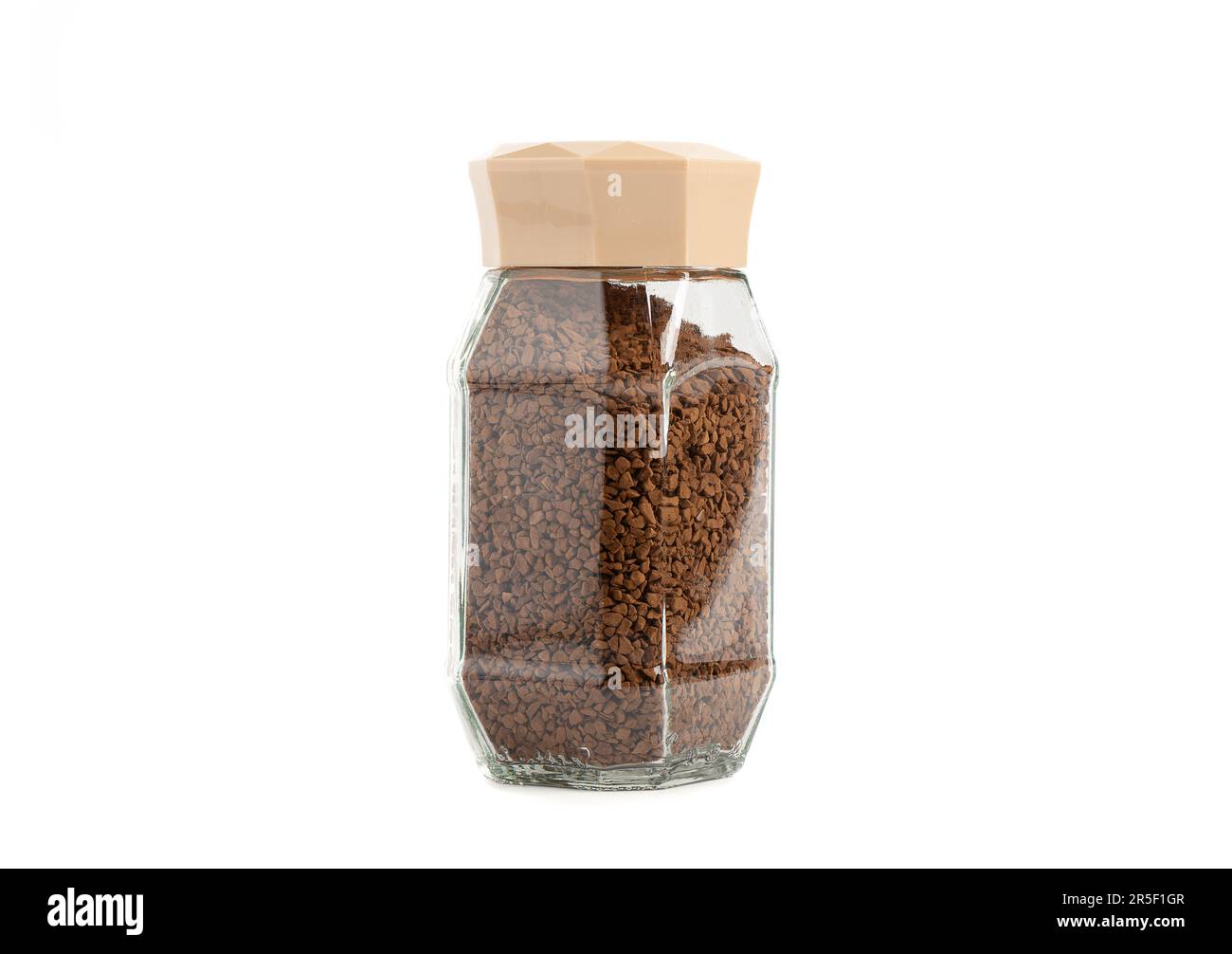 Geschlossener, transparenter Glasbehälter mit Instant-Granulatkaffee. Weißer Hintergrund, Kopierraum. Stockfoto