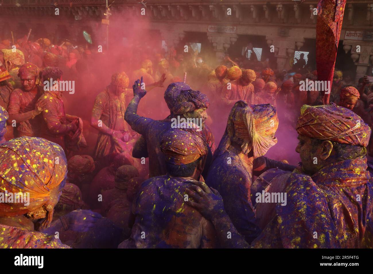 Menschenmenge während Holi im Nandgaon-Tempel, Indien Stockfoto