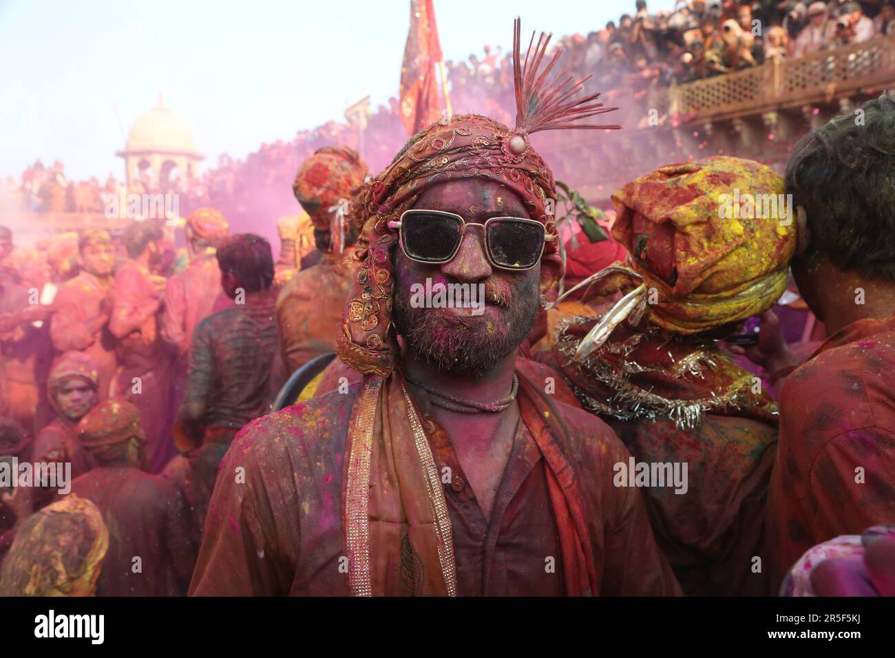 Menschenmenge während Holi im Nandgaon-Tempel, Indien Stockfoto