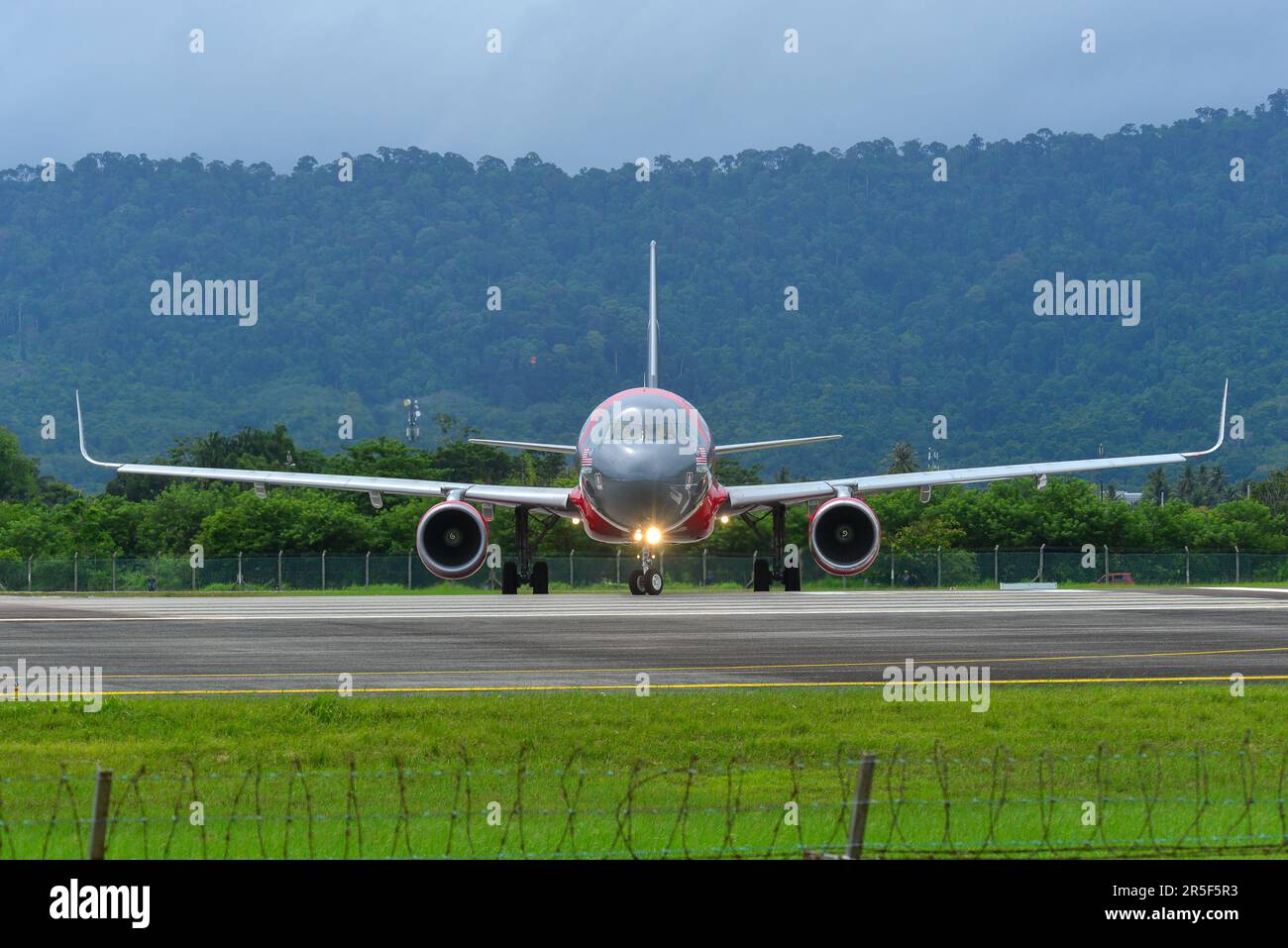 Langkawi, Malaysia - 28. Mai 2023. MYAirline Airbus A320 (9M-DAC) Rolling für den Start vom Langkawi Airport (LGK), Malaysia. Stockfoto