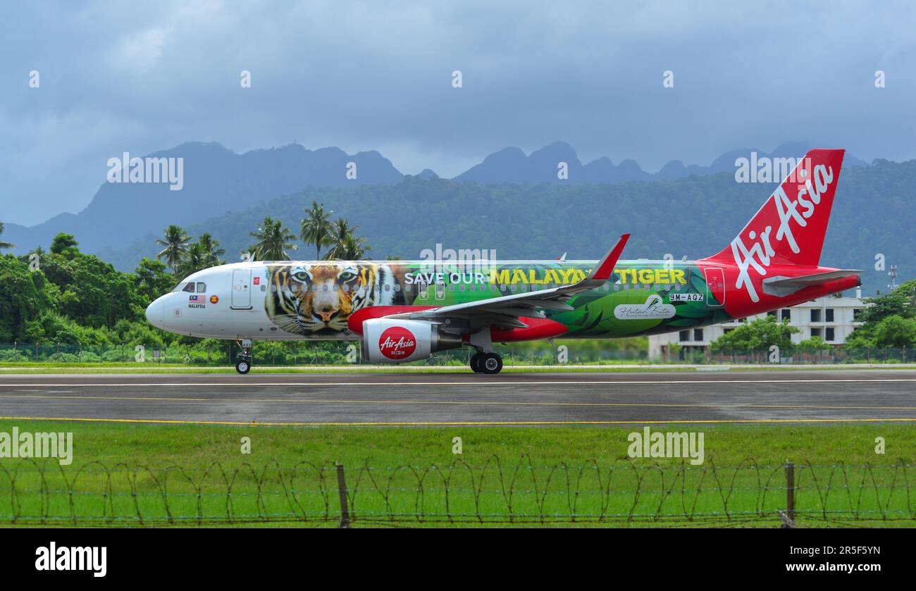Langkawi, Malaysia - 28. Mai 2023. 9M-AQZ AirAsia Airbus A320 (Sparen Sie sich unsere malayanische Tigerlivery) Rolling für den Start vom Langkawi Airport (LGK), Malaysi Stockfoto