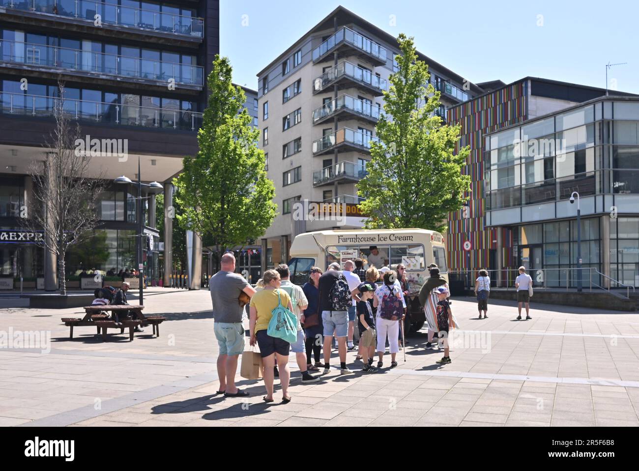 Leeds, West Yorkshire, Vereinigtes Königreich, 3. Juni 2023. Leute, die in der heißen Nachmittagssonne am Leeds Dock Schlange stehen, um Eis zu kaufen. Kredit: Paul Biggins/Alamy Live News Stockfoto