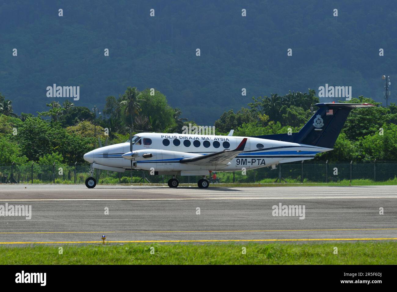 Langkawi, Malaysia - 28. Mai 2023. 9M-PTA Royal Malaysian Police King Air B300 Rolling zum Abflug vom Langkawi Airport (LGK), Malaysia. Stockfoto