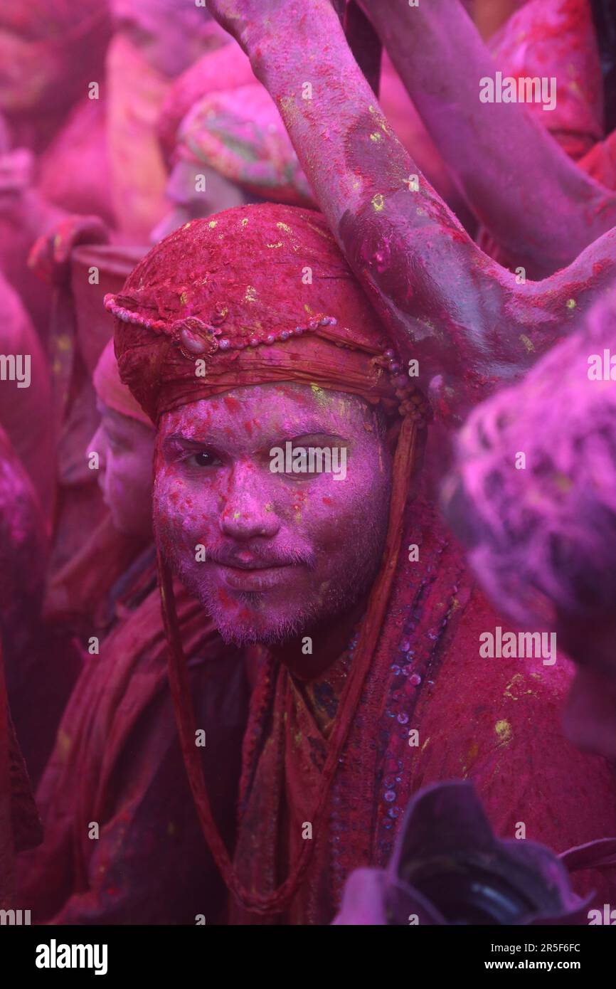 Porträt eines Mannes während des Holi Festivals im Tempel Nandgaon, Indien Stockfoto