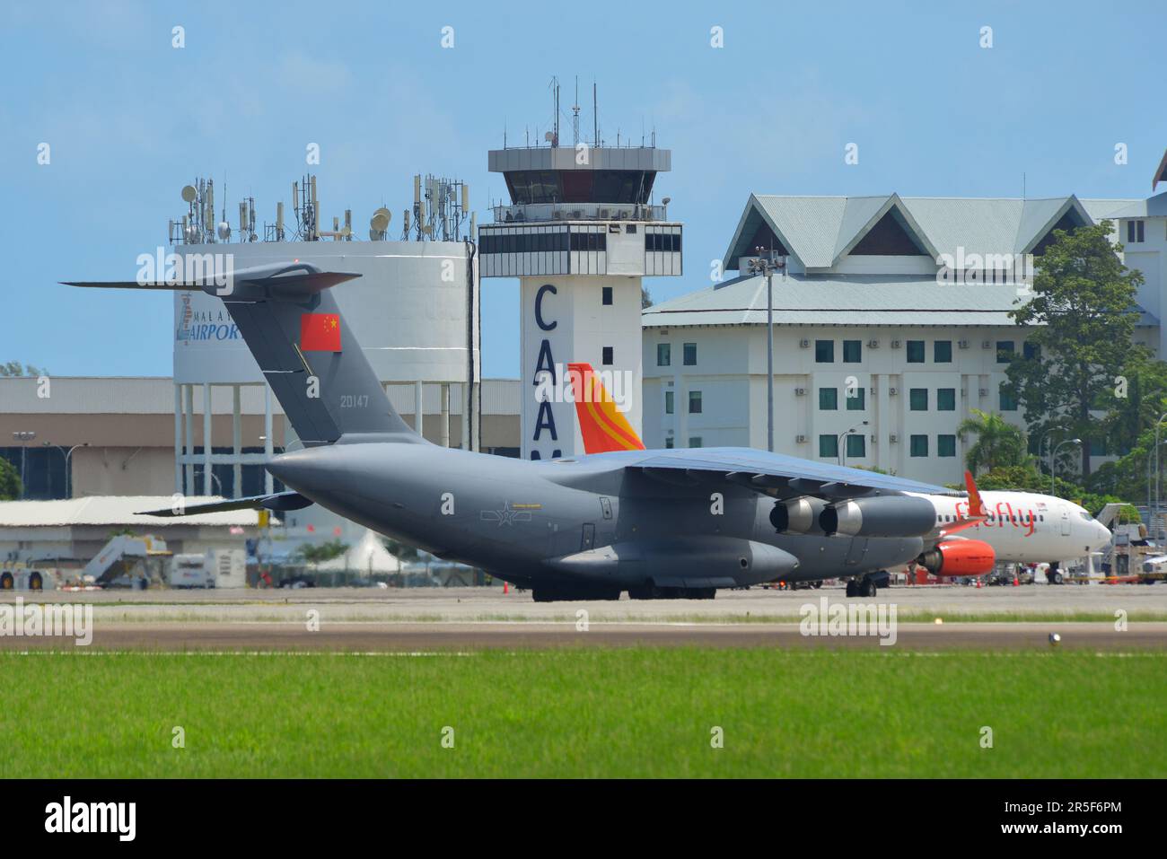 Langkawi, Malaysia - 28. Mai 2023. PLA China Air Force Xian Y-20A (20147) Landung am Flughafen Langkawi (LGK), Malaysia. Stockfoto