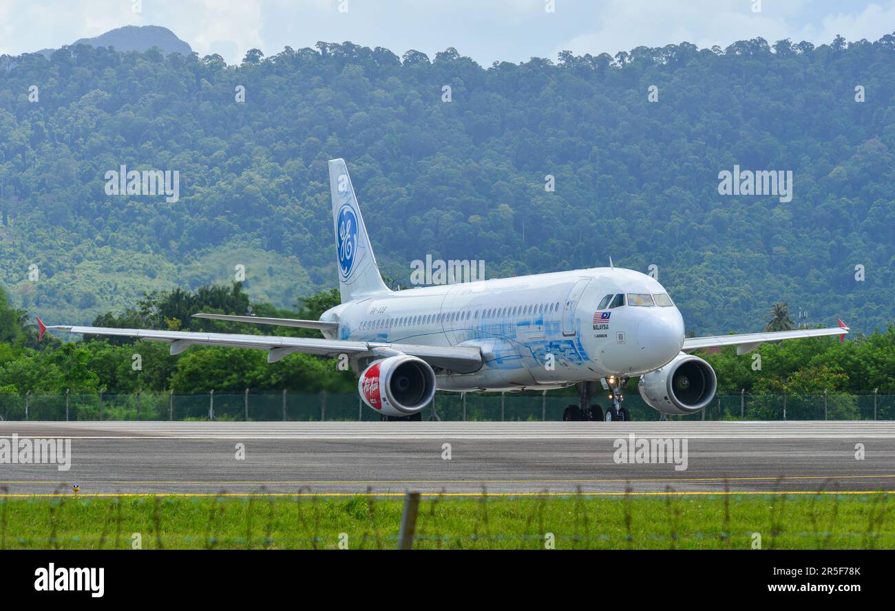 Langkawi, Malaysia - 28. Mai 2023. 9M-AQB AirAsia Airbus A320 (General Electric Livery) Rolling zum Abflug vom Flughafen Langkawi (LGK), Malaysia. Stockfoto