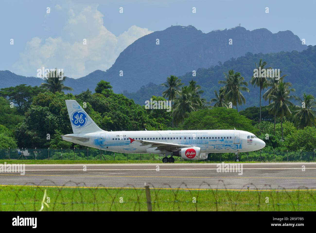 Langkawi, Malaysia - 28. Mai 2023. 9M-AQB AirAsia Airbus A320 (General Electric Livery) Rolling zum Abflug vom Flughafen Langkawi (LGK), Malaysia. Stockfoto