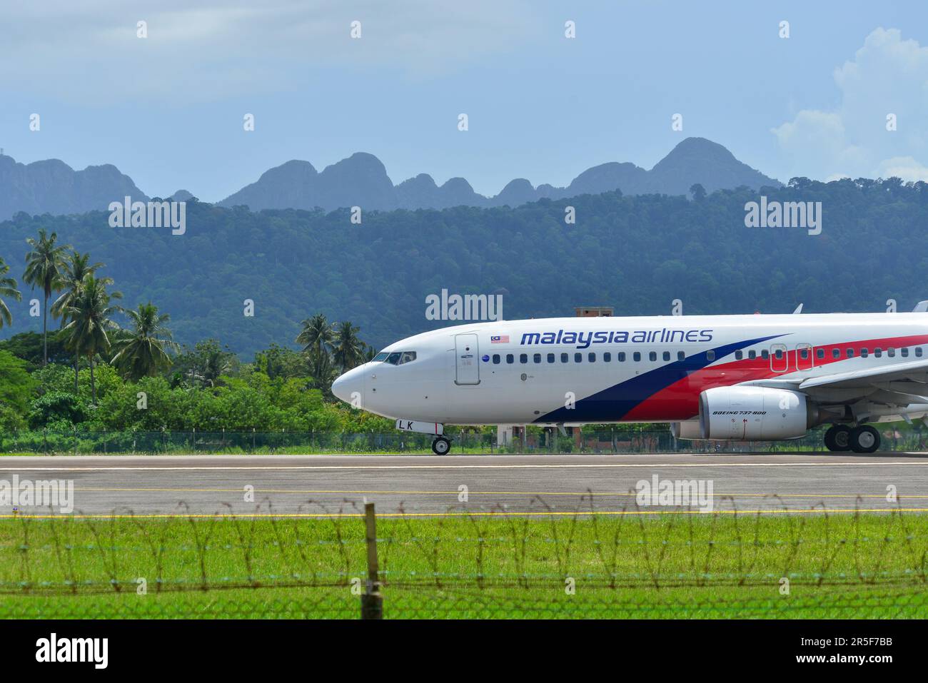 Langkawi, Malaysia - 28. Mai 2023. 9M-MLK Malaysia Airlines Boeing 737-800 (WL) Rolling für den Start vom Langkawi Airport (LGK), Malaysia. Stockfoto