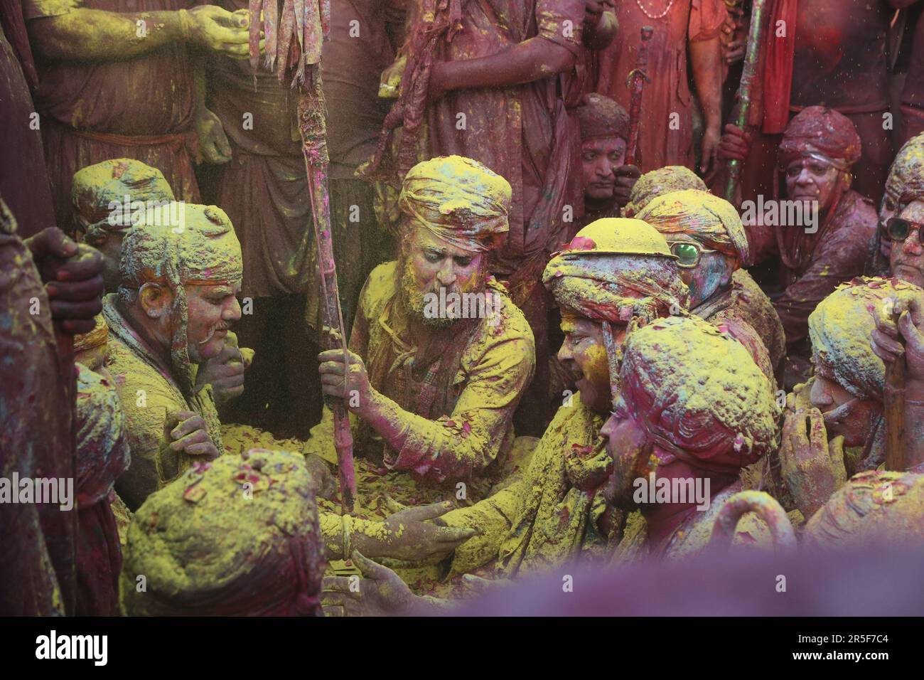 Menschenmenge während Holi im Nandgaon-Tempel, Indien Stockfoto