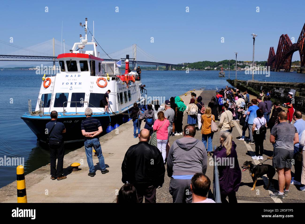 South Queensferry, Schottland, Großbritannien. 3. Juni 2023. South Queensferry ist ein wahres Freizeitangebot, bei dem Besucher das sonnige Wetter genießen und an verschiedenen Wassersportaktivitäten und Bootsausflügen teilnehmen können. Bootstour „Maid of the Forth“ mit Passagieren am Hawes Pier, die auf eine Fahrt um die Flussmündung und Brücken warten. Kredit: Craig Brown/Alamy Live News Stockfoto