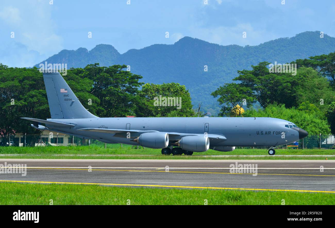 Langkawi, Malaysia - 28. Mai 2023. United States Air Force (USAF) KC-135 Stratotanker AMC 10294 Roller für den Start vom Flughafen Langkawi (LGK), Malaiisch Stockfoto