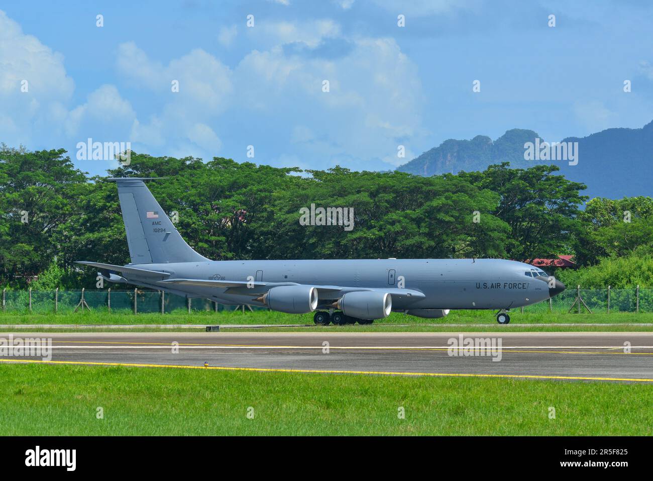 Langkawi, Malaysia - 28. Mai 2023. United States Air Force (USAF) KC-135 Stratotanker AMC 10294 Roller für den Start vom Flughafen Langkawi (LGK), Malaiisch Stockfoto
