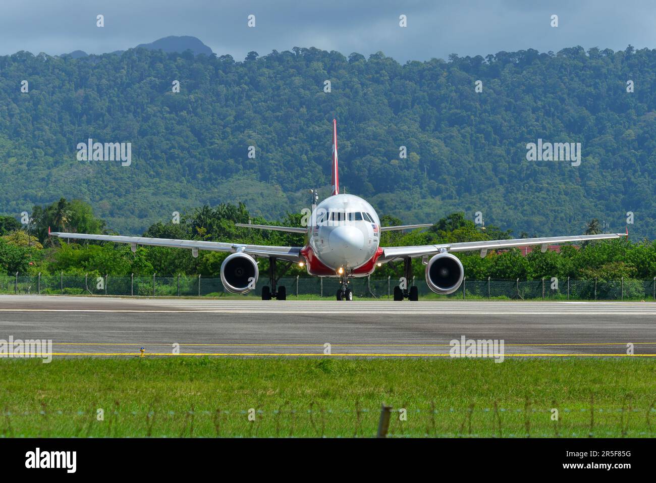 Langkawi, Malaysia - 28. Mai 2023. 9M-AFF AirAsia Airbus A320 Rolling zum Abflug vom Langkawi Airport (LGK), Malaysia. Stockfoto