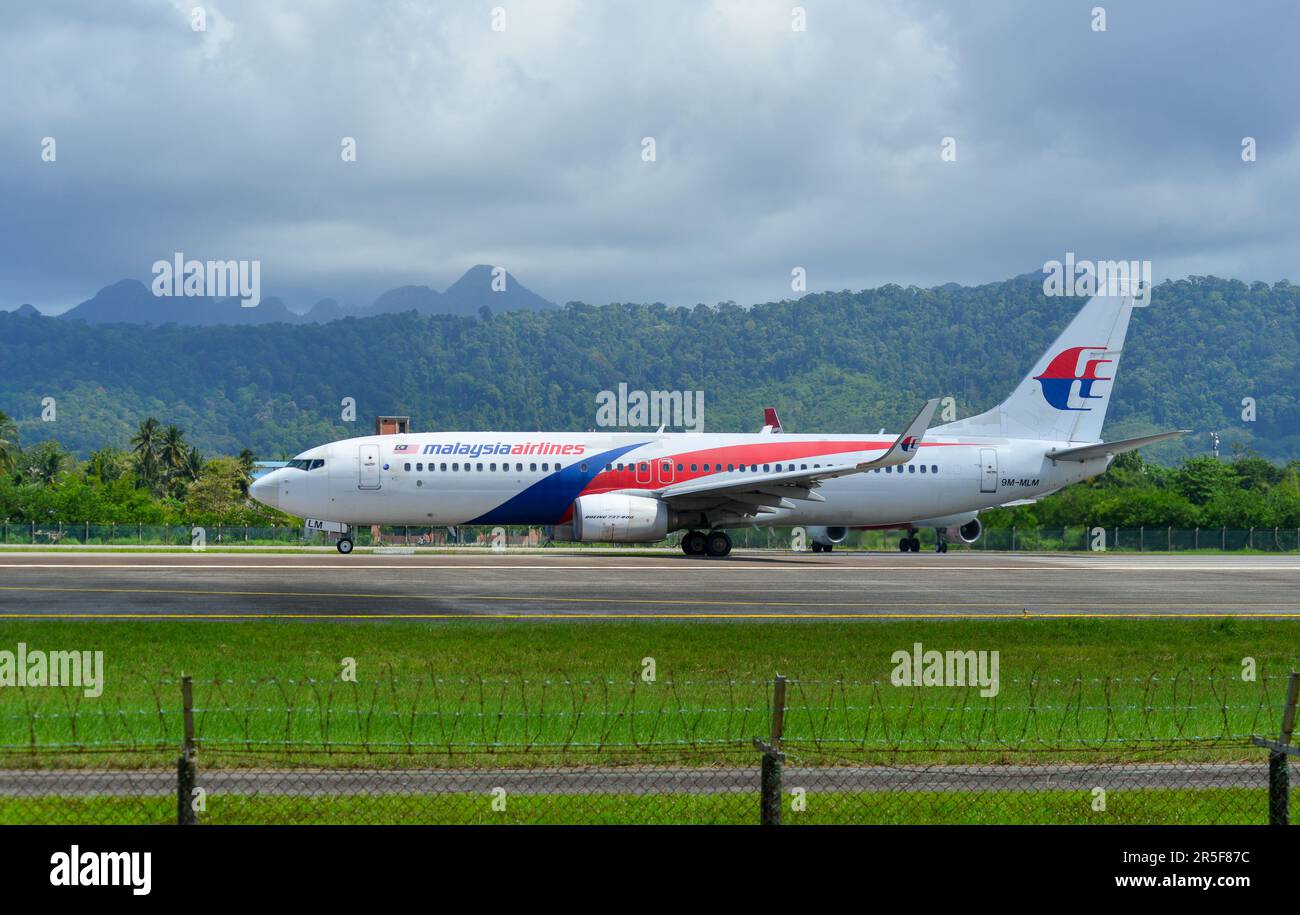 Langkawi, Malaysia - 28. Mai 2023. 9M-MLM Malaysia Airlines Boeing 737-800 (WL) Rolling für den Start vom Langkawi Airport (LGK), Malaysia. Stockfoto