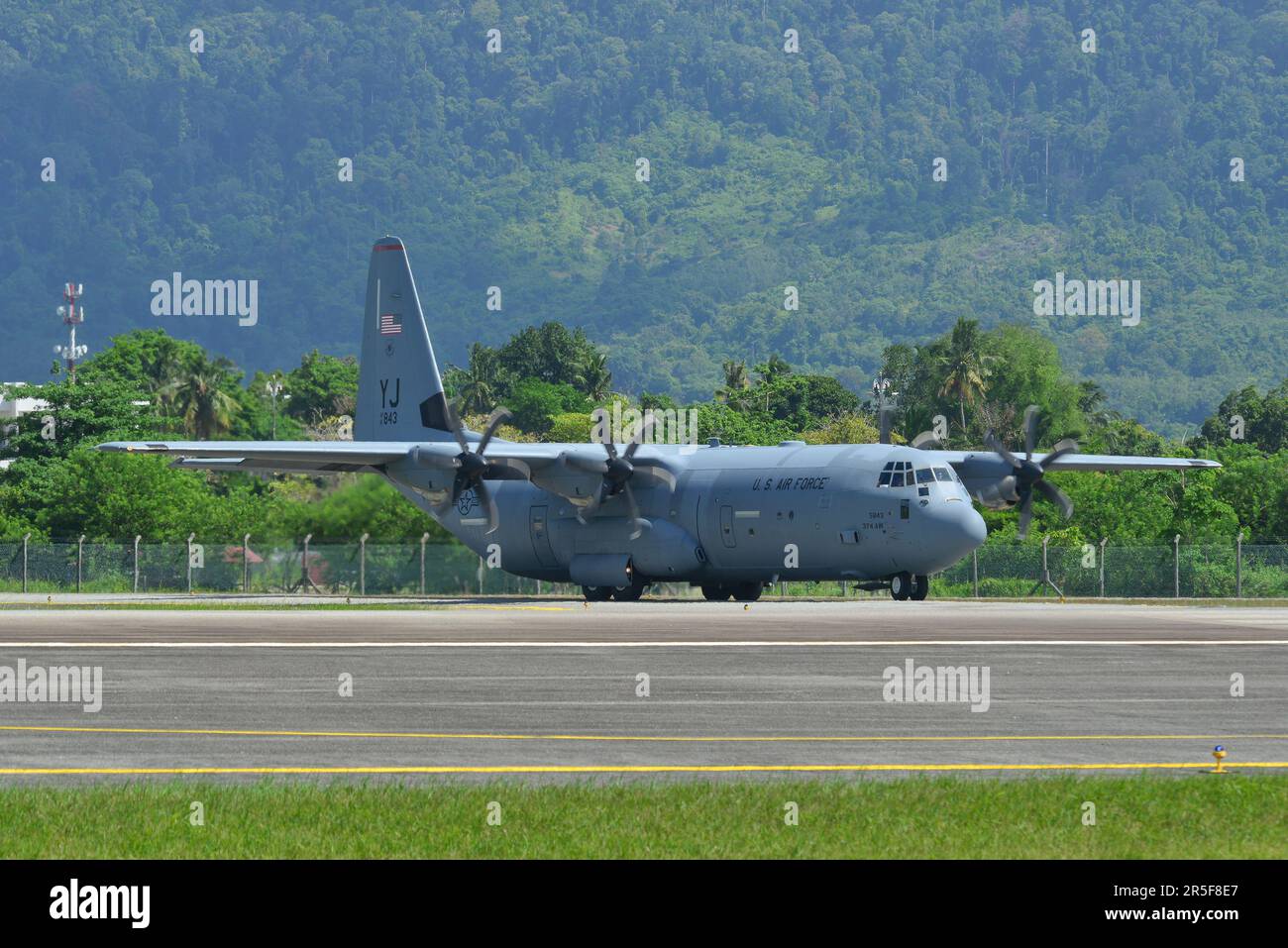 Langkawi, Malaysia - 28. Mai 2023. United States Air Force (USAF) Lockheed C-130J (YJ 843) Super Hercules Rolling für den Start vom Langkawi Airport (L Stockfoto