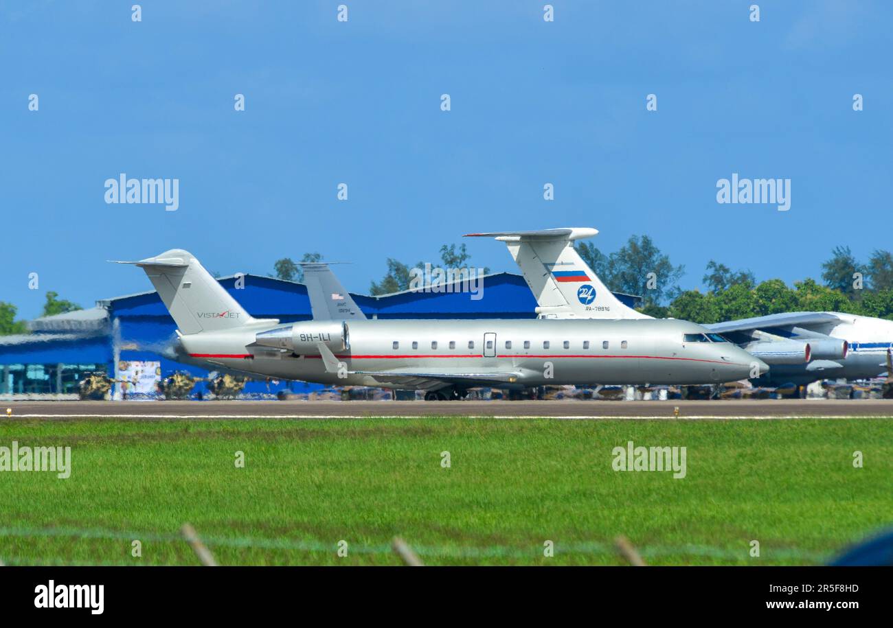 Langkawi, Malaysia - 28. Mai 2023. VistaJet Malta 9H-ILI Mitsubishi Challenger 850 landet am Flughafen Langkawi (LGK), Malaysia. Stockfoto