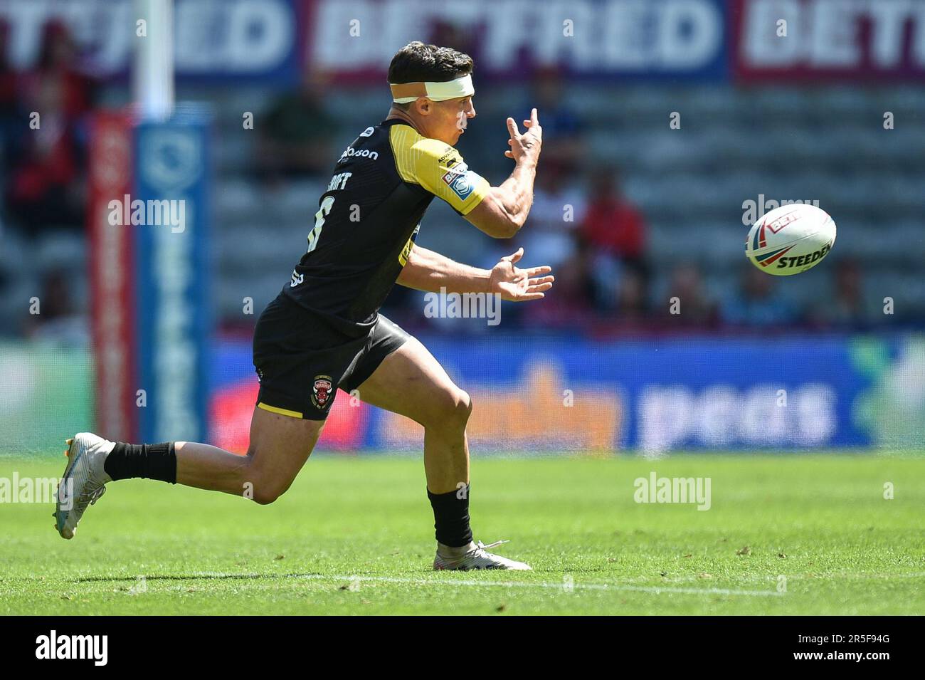 Newcastle, England - 3. Juni 2023 - Brodie Croft (6) von Salford Red Devils in Aktion. Rugby League Magic Weekend, Salford Red Devils gegen Hull Kingston Rovers im St James Park, Newcastle, Großbritannien Stockfoto