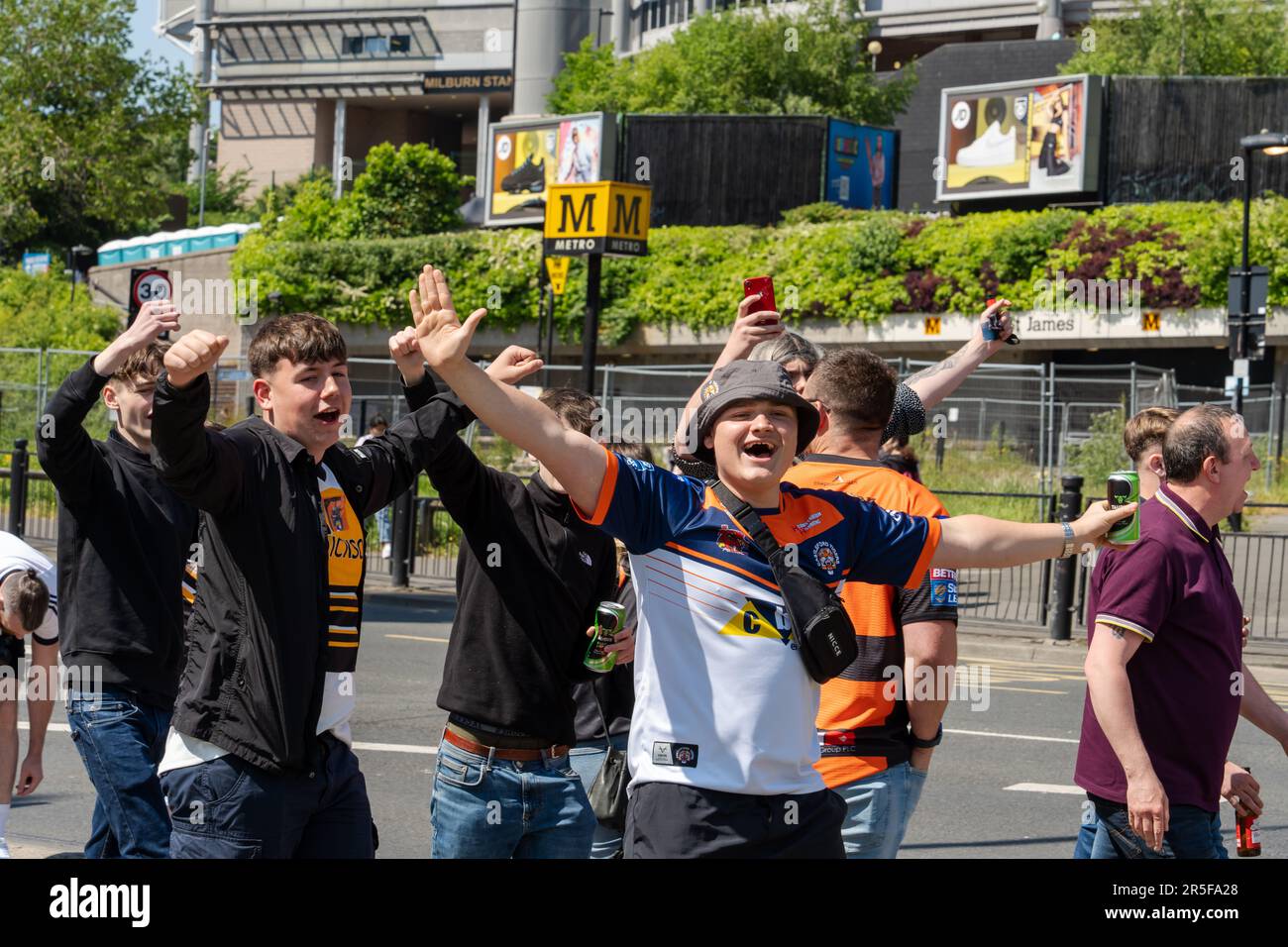 Newcastle upon Tyne, Großbritannien. 3. Juni 2023 Fans der Rugby League finden am Betfred Super League Magic Weekend in der Stadt statt, mit Spielen im Stadion St. James' Park. Castleford Tigers-Anhänger. Kredit: Hazel Plater/Alamy Live News Stockfoto