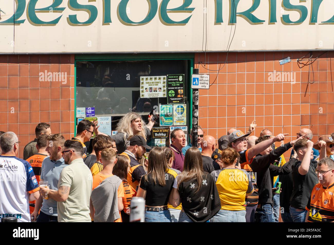 Newcastle upon Tyne, Großbritannien. 3. Juni 2023 Fans der Rugby League finden am Betfred Super League Magic Weekend in der Stadt statt, mit Spielen im Stadion St. James' Park. Castleford Tigers-Anhänger. Kredit: Hazel Plater/Alamy Live News Stockfoto