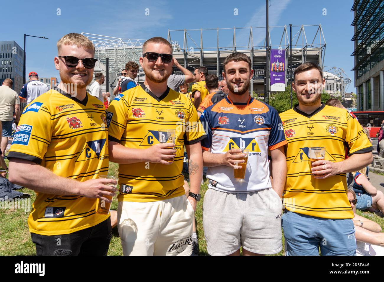 Newcastle upon Tyne, Großbritannien. 3. Juni 2023 Fans der Rugby League finden am Betfred Super League Magic Weekend in der Stadt statt, mit Spielen im Stadion St. James' Park. Castleford Tigers-Anhänger. Kredit: Hazel Plater/Alamy Live News Stockfoto