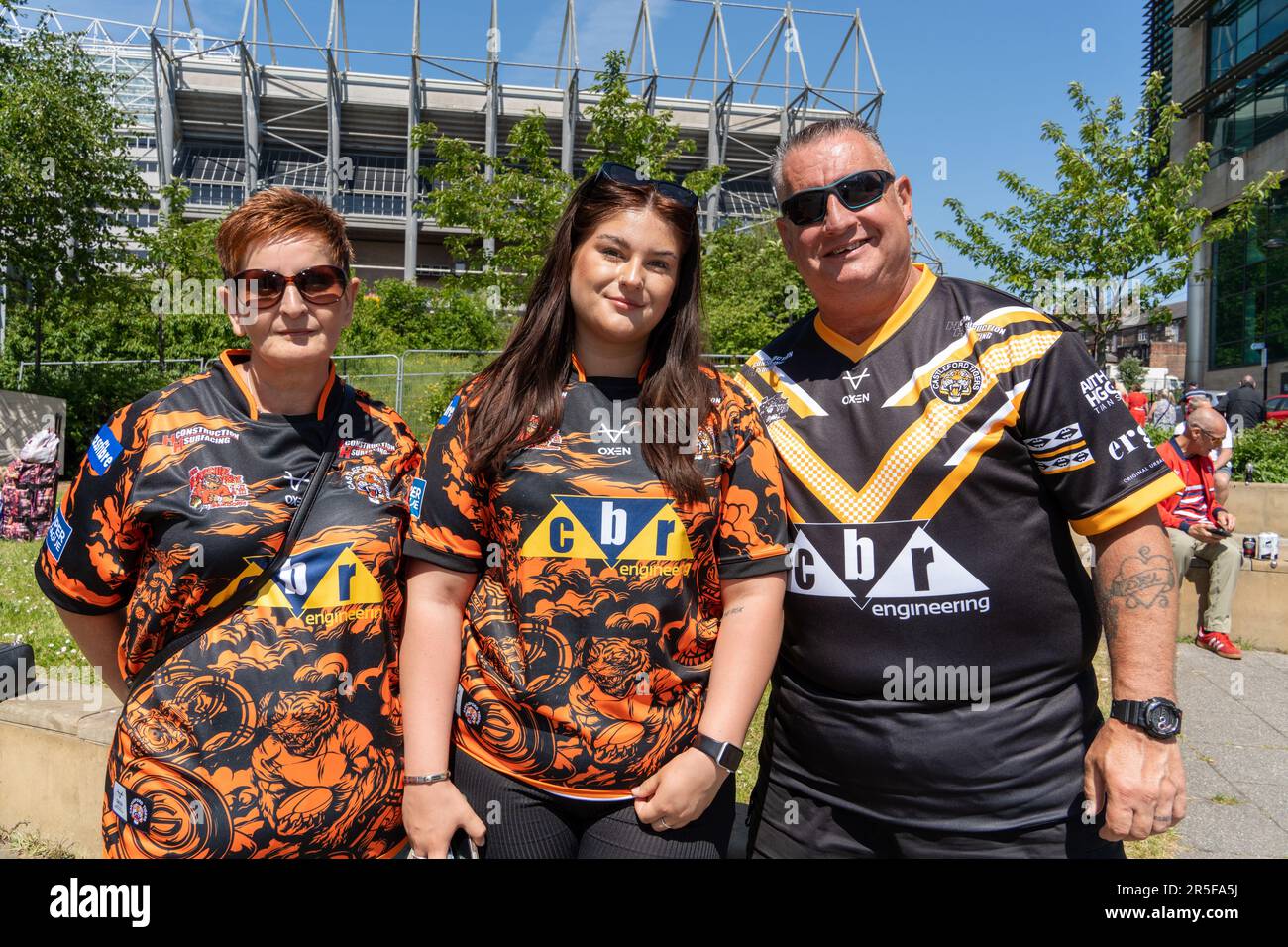 Newcastle upon Tyne, Großbritannien. 3. Juni 2023 Fans der Rugby League finden am Betfred Super League Magic Weekend in der Stadt statt, mit Spielen im Stadion St. James' Park. Castleford Tigers-Anhänger. Kredit: Hazel Plater/Alamy Live News Stockfoto