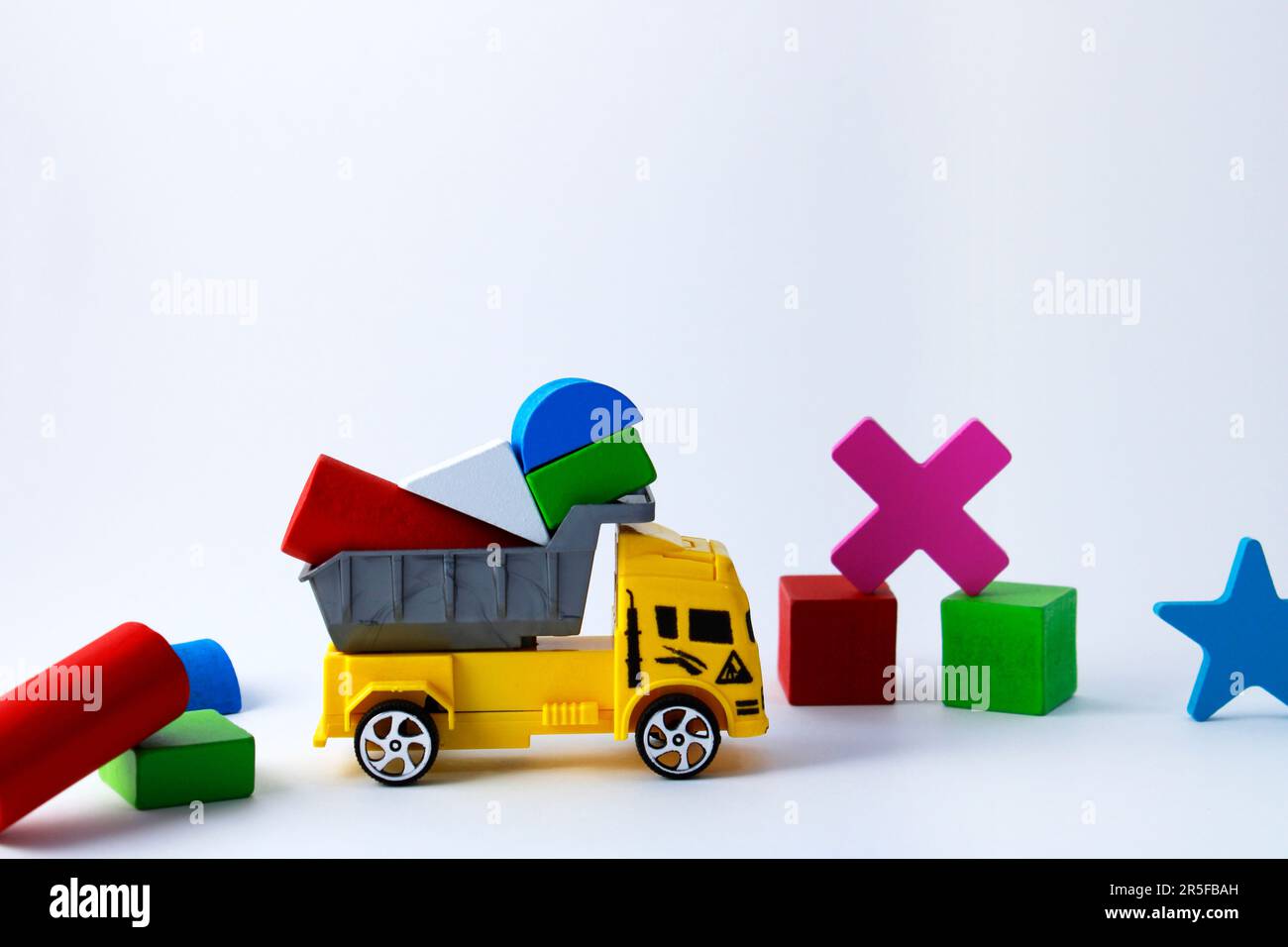 Spielzeugfrachtwaggon, der geometrische Figuren transportiert Stockfoto