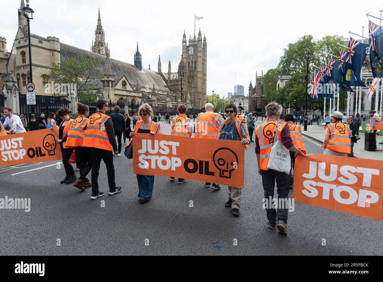 London, Großbritannien. 3. Juni 2023. Klimaschutzaktivisten von Just Stop Oil Slow marschieren um den Parliament Square und in Whitehall im Rahmen einer laufenden Kampagne, in der die Regierung aufgefordert wird, Lizenzen für die Förderung neuer fossiler Brennstoffe zu beenden. Kredit: Ron Fassbender/Alamy Live News Stockfoto