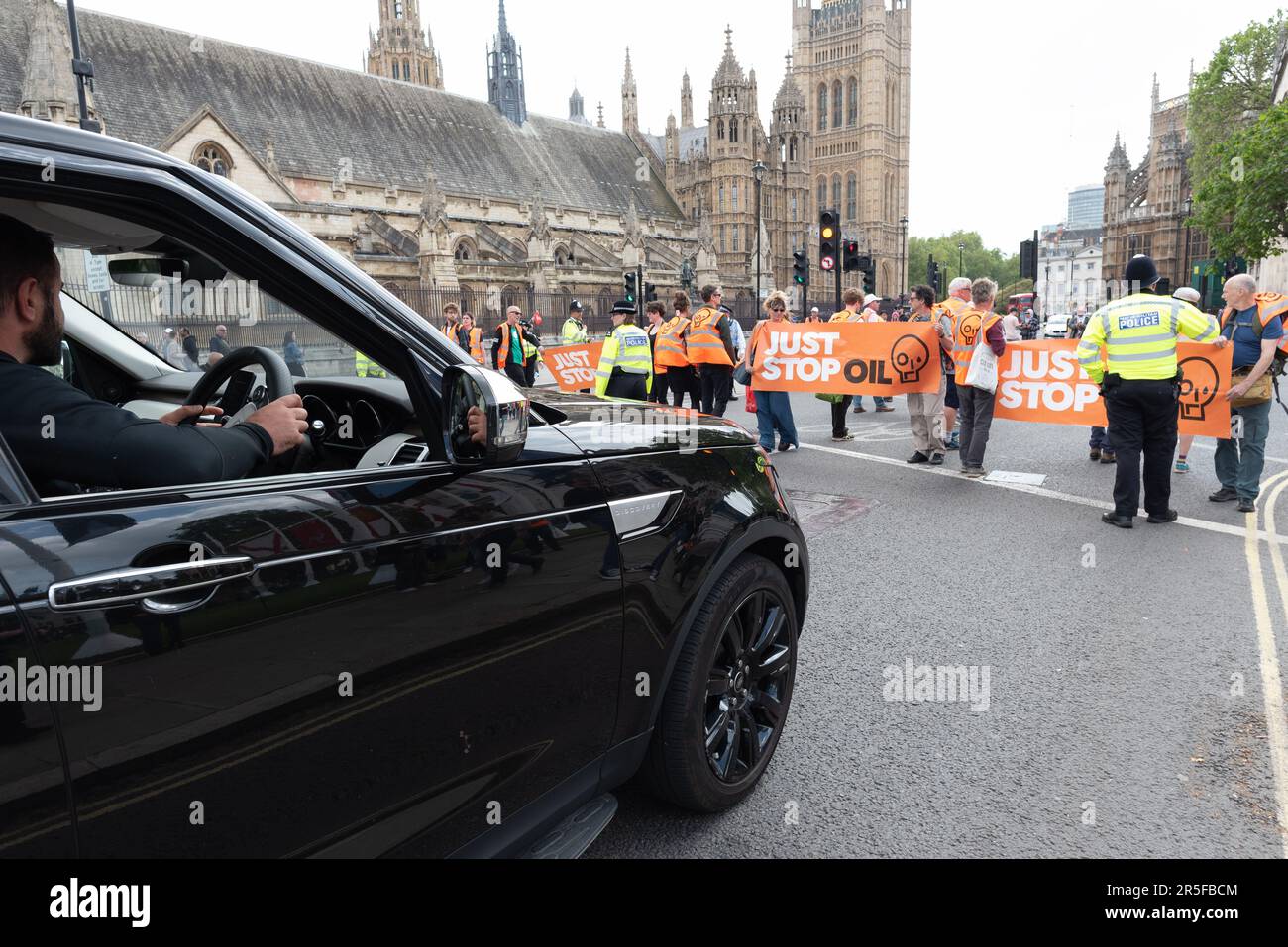 London, Großbritannien. 3. Juni 2023. Klimaschutzaktivisten von Just Stop Oil Slow marschieren um den Parliament Square und in Whitehall im Rahmen einer laufenden Kampagne, in der die Regierung aufgefordert wird, Lizenzen für die Förderung neuer fossiler Brennstoffe zu beenden. Kredit: Ron Fassbender/Alamy Live News Stockfoto