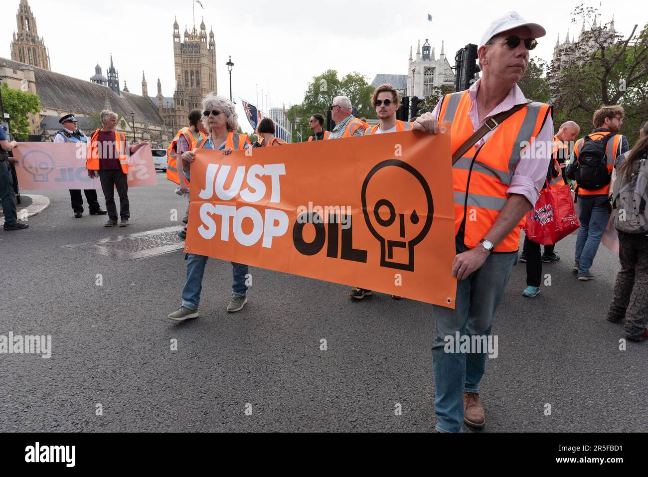 London, Großbritannien. 3. Juni 2023. Klimaschutzaktivisten von Just Stop Oil Slow marschieren um den Parliament Square und in Whitehall im Rahmen einer laufenden Kampagne, in der die Regierung aufgefordert wird, Lizenzen für die Förderung neuer fossiler Brennstoffe zu beenden. Kredit: Ron Fassbender/Alamy Live News Stockfoto
