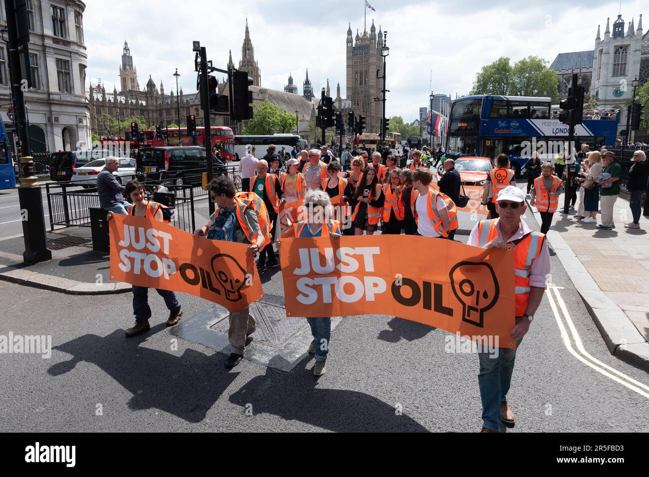 London, Großbritannien. 3. Juni 2023. Klimaschutzaktivisten von Just Stop Oil Slow marschieren um den Parliament Square und in Whitehall im Rahmen einer laufenden Kampagne, in der die Regierung aufgefordert wird, Lizenzen für die Förderung neuer fossiler Brennstoffe zu beenden. Kredit: Ron Fassbender/Alamy Live News Stockfoto