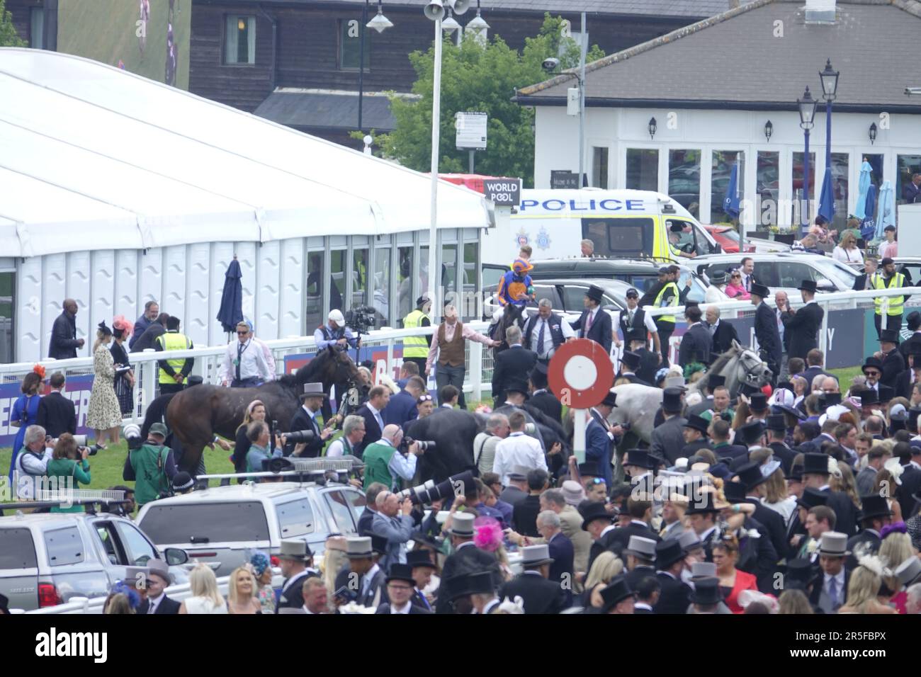 Epsom, Surrey, Großbritannien. 3. Juni 2023. Szenen am Derby Day, während des Betfred Derby Festivals, hier: Gewinner Auguste Rodin und Jockey Ryan Moore, umgeben von Fans und Kontakten nach dem Sieg des Betfred Derby. Kredit: Motofoto/Alamy Live News Stockfoto