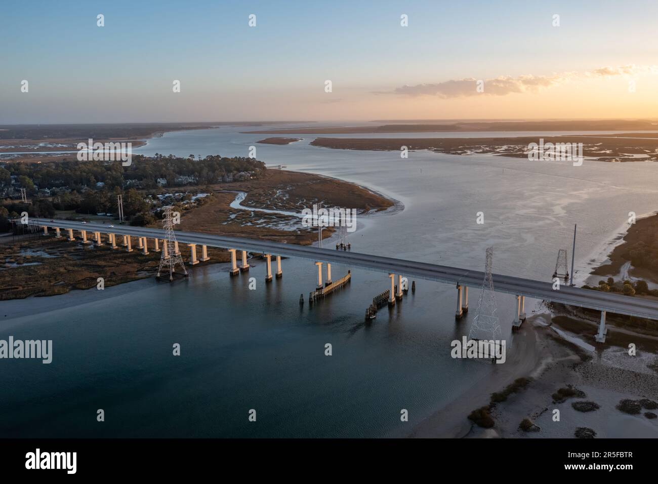 Sonnenuntergang auf Pinckney Island, einem kleinen Naturschutzgebiet in South Carolina, zusammen mit der J. Wilton Graves Bridge. Stockfoto