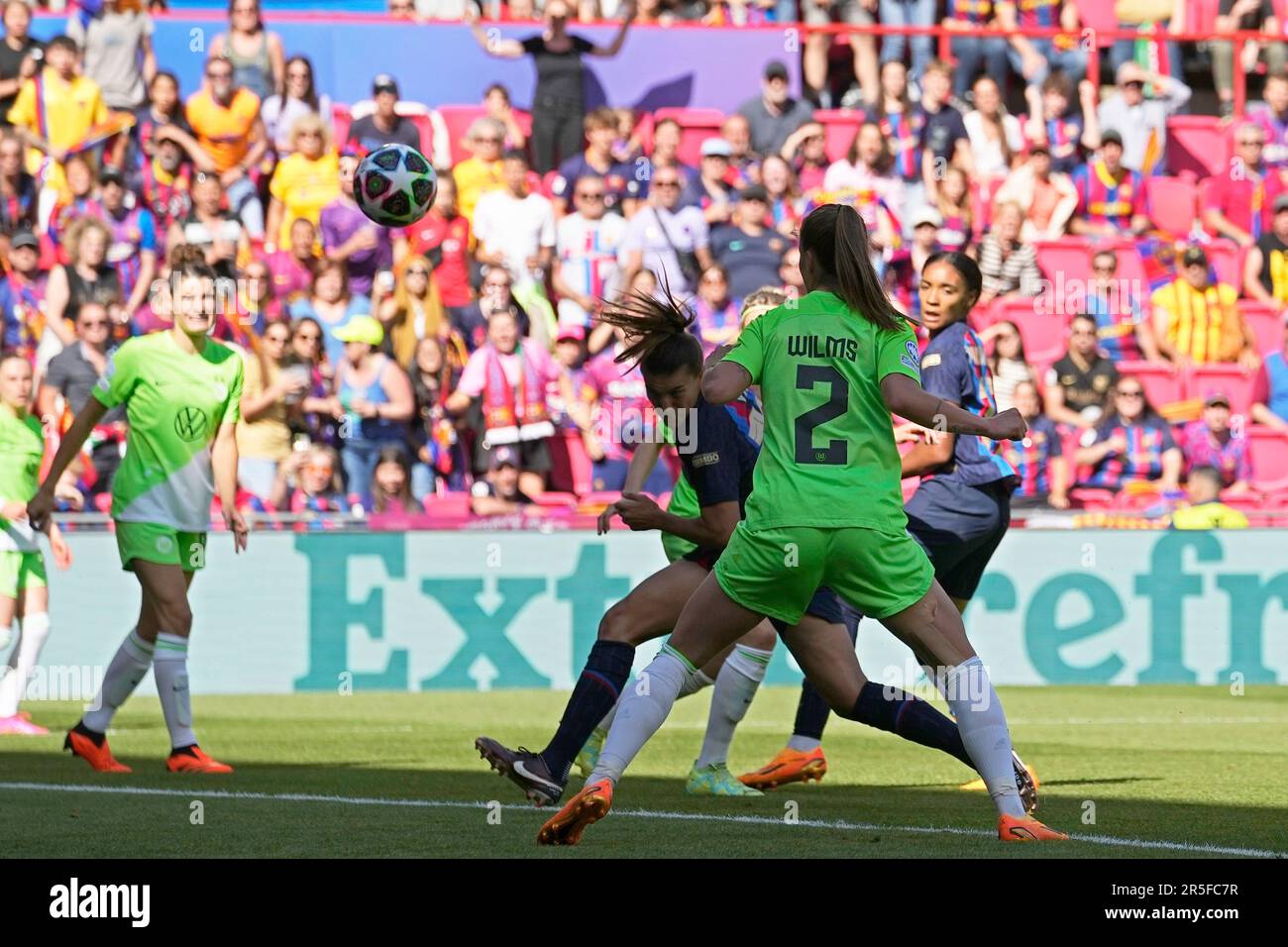 Barcelona's Patri Guijarro, center, scores her side's second goal during the Women's Champions League final soccer match between FC Barcelona and VfL Wolfsburg at the PSV Stadion in Eindhoven, Netherlands, Saturday, June 3, 2023. (AP Photo/Martin Meissner) Stockfoto