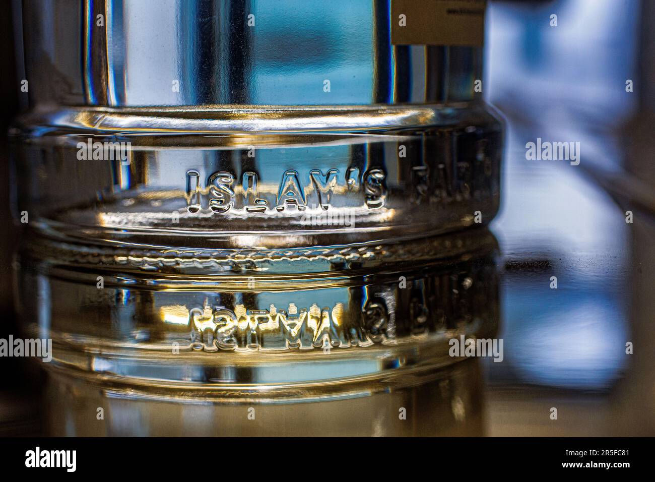 Glasflasche ohne Markenzeichen, Islay, Schottland Stockfoto