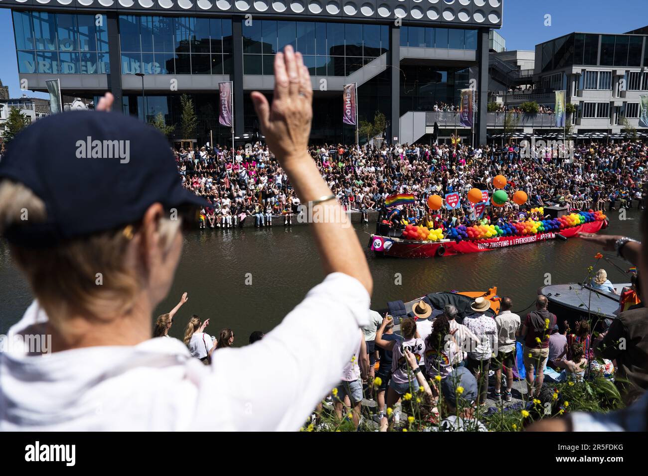UTRECHT - Teilnehmer an der Utrecht Pride Boat Parade winken den Zuschauern zu. Die Organisation der jährlichen Veranstaltung hat das Hauptziel, die Sichtbarkeit von LGBTIQ+-Organisationen zu erhöhen. ANP JEROEN JUMELET niederlande raus - belgien raus Stockfoto