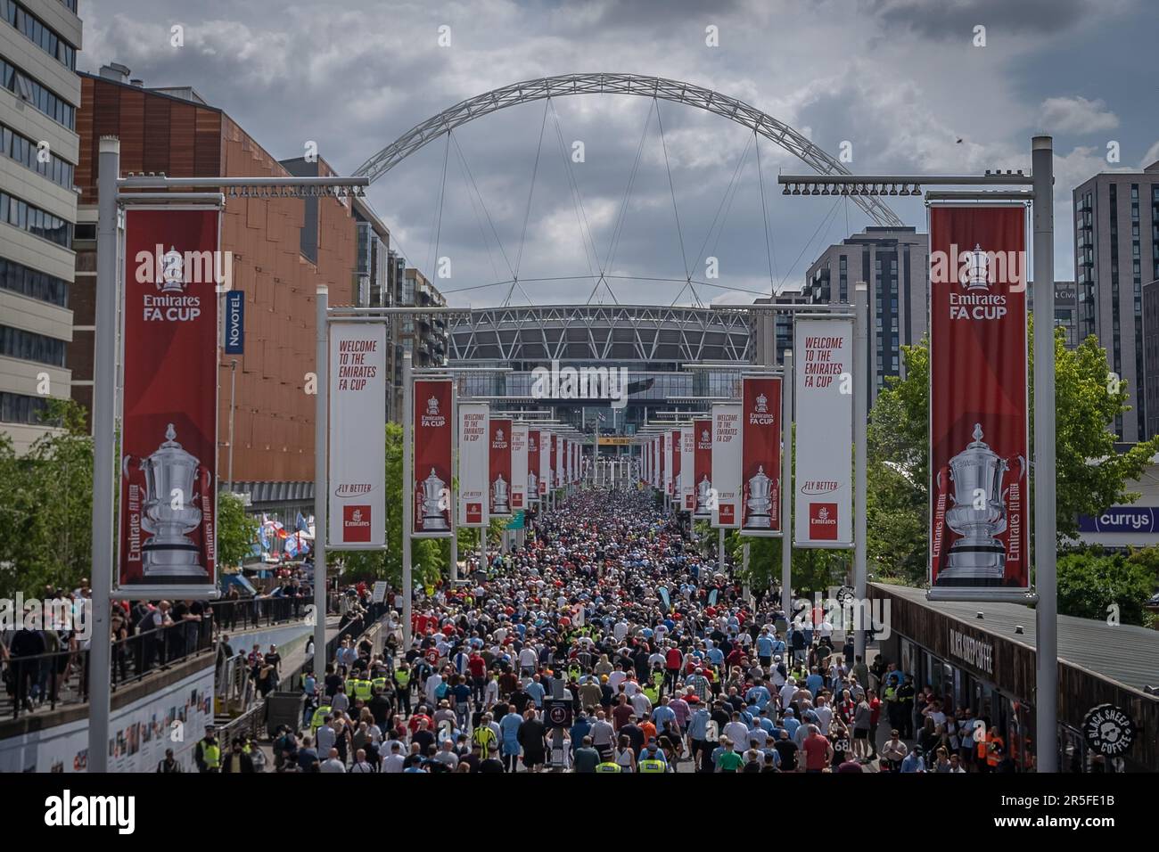 London, Großbritannien. 3. Juni 2023 Tausende von Fußballfans kommen zum FA-Cup-Finale im Wembley Stadium. Die Fans von Manchester City und Manchester United kommen in Wembley vor dem ersten FA-Cup-Finale zwischen den Manchester Clubs an. Kredit: Guy Corbishley/Alamy Live News Stockfoto