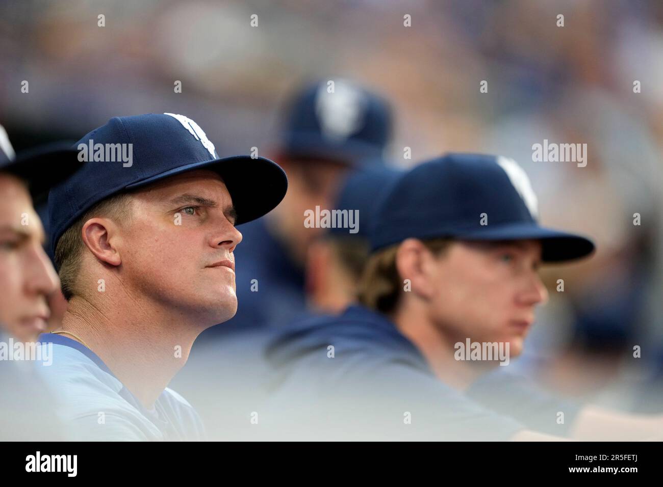 02. JUNI 2023: Die Pitcher Zach Greinke und Brady Singer schauen sich im Kauffman Stadium Kansas City, Missouri, aufmerksam an. Jon Robichaud/CSM. Stockfoto